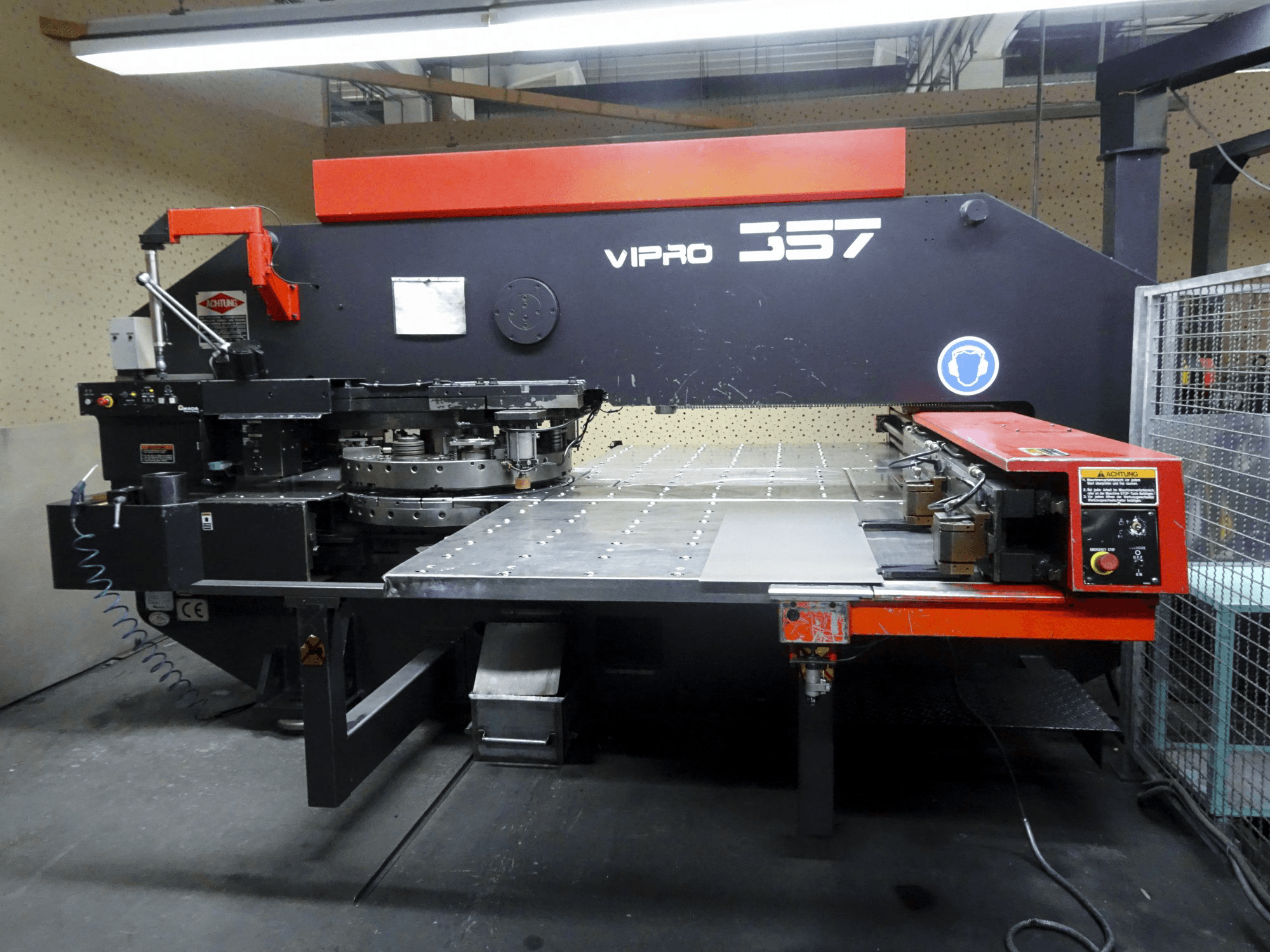 Makine AMADA - Önden görünüm Vipros 357