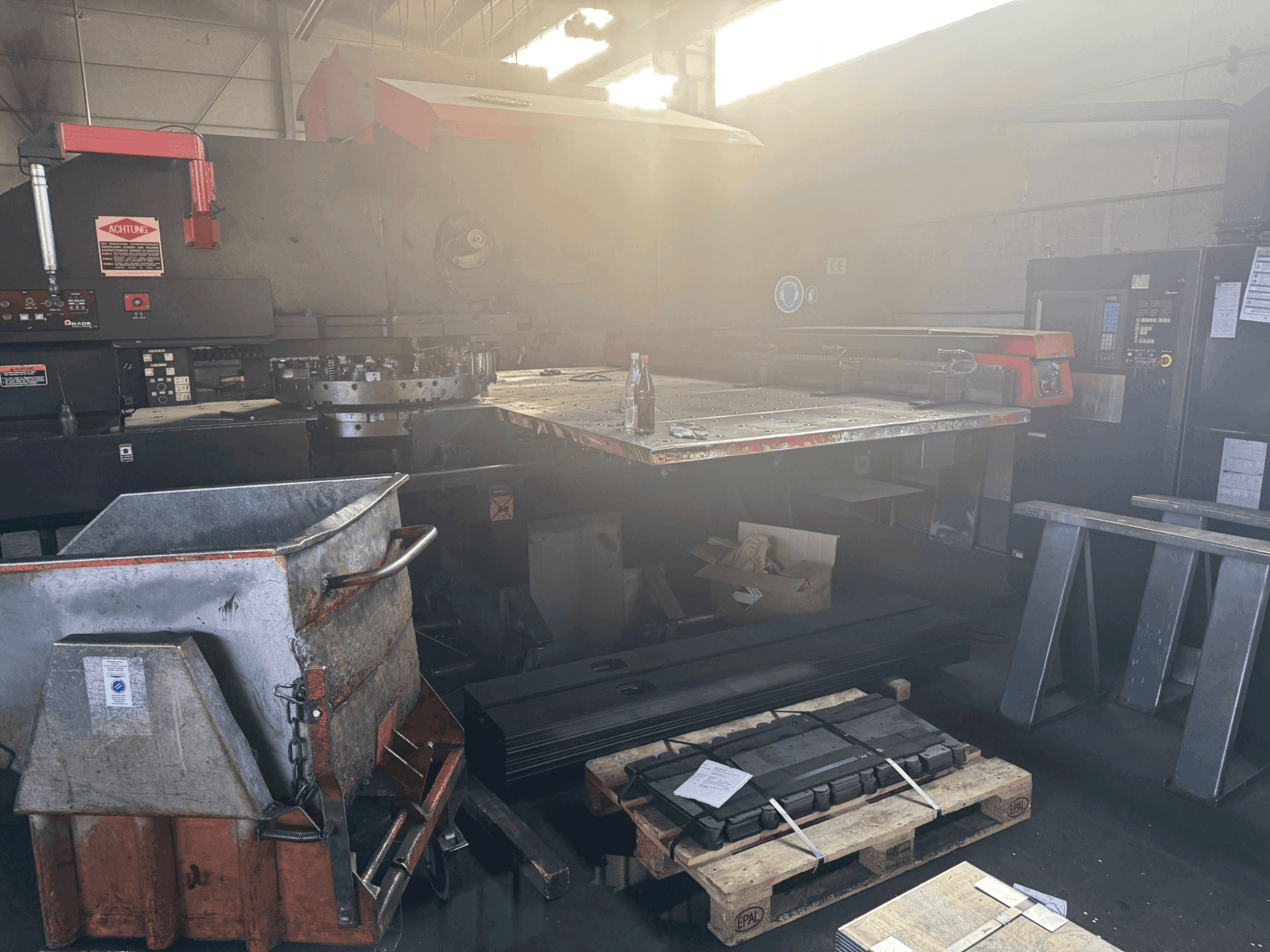 Makine AMADA PEGA 306072 2000MM - Önden görünüm