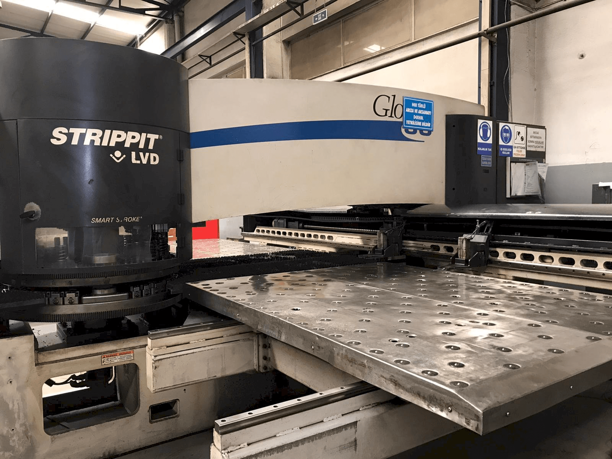 Makine LVD STRIPPIT Global 30 1525 - Önden görünüm