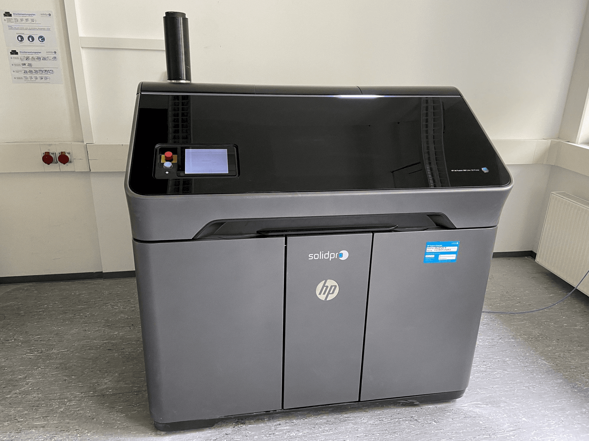 Makine HP Jet Fusion 580 Color 3D printer - Önden görünüm