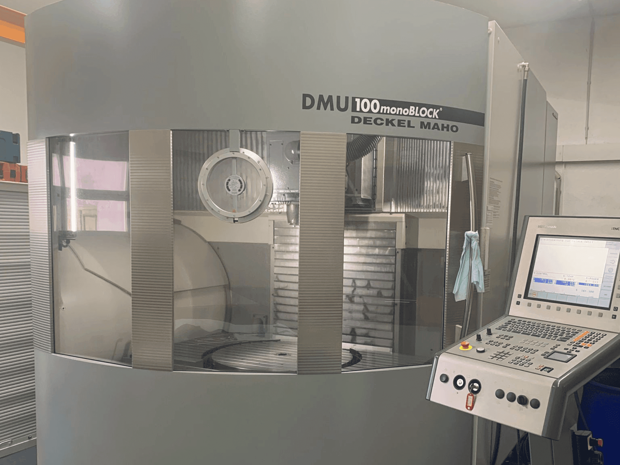 Makine DMG DECKEL MAHO 100T Monoblock - Önden görünüm