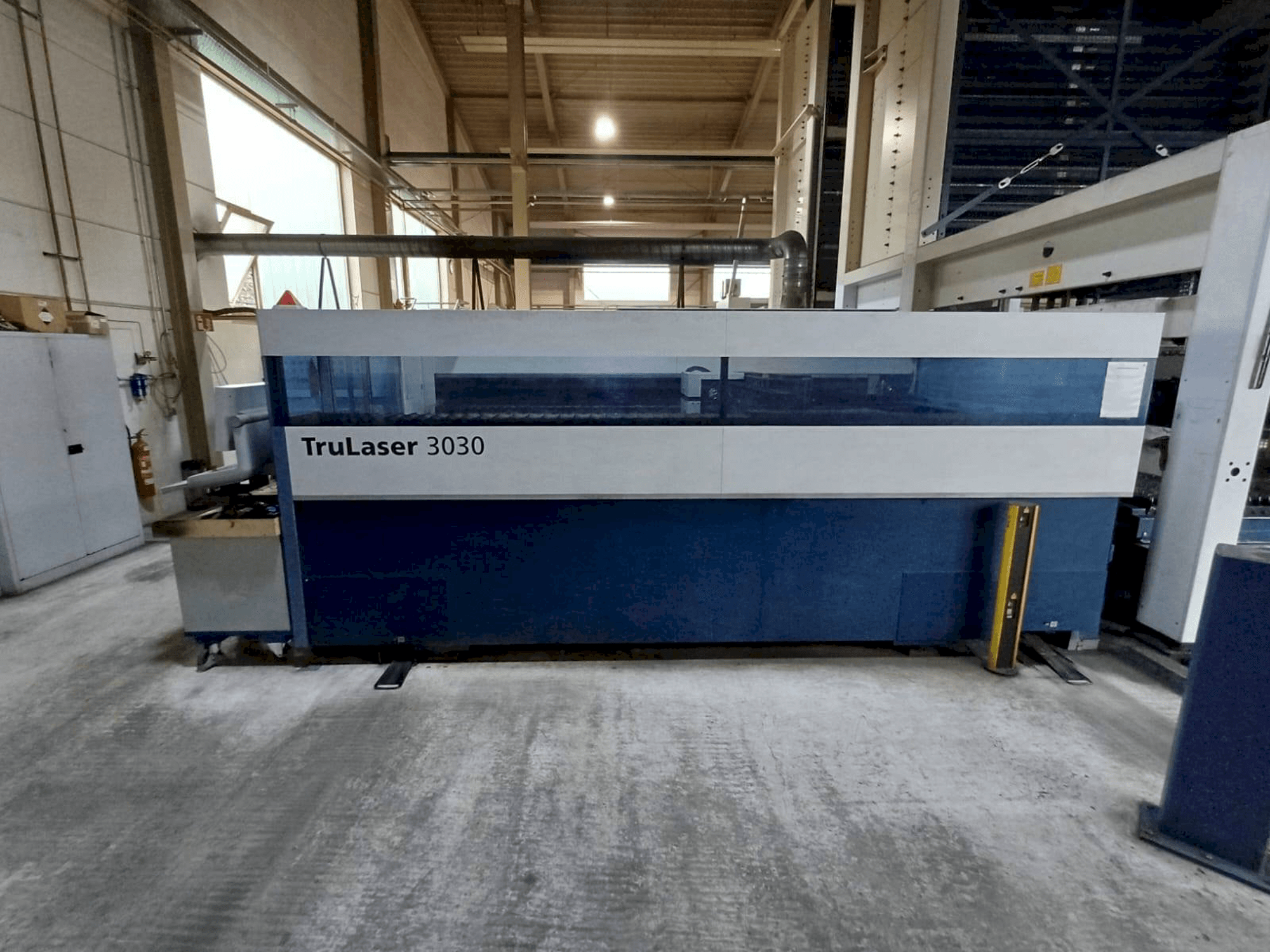 Makine TRUMPF TruLaser 3030 - Önden görünüm