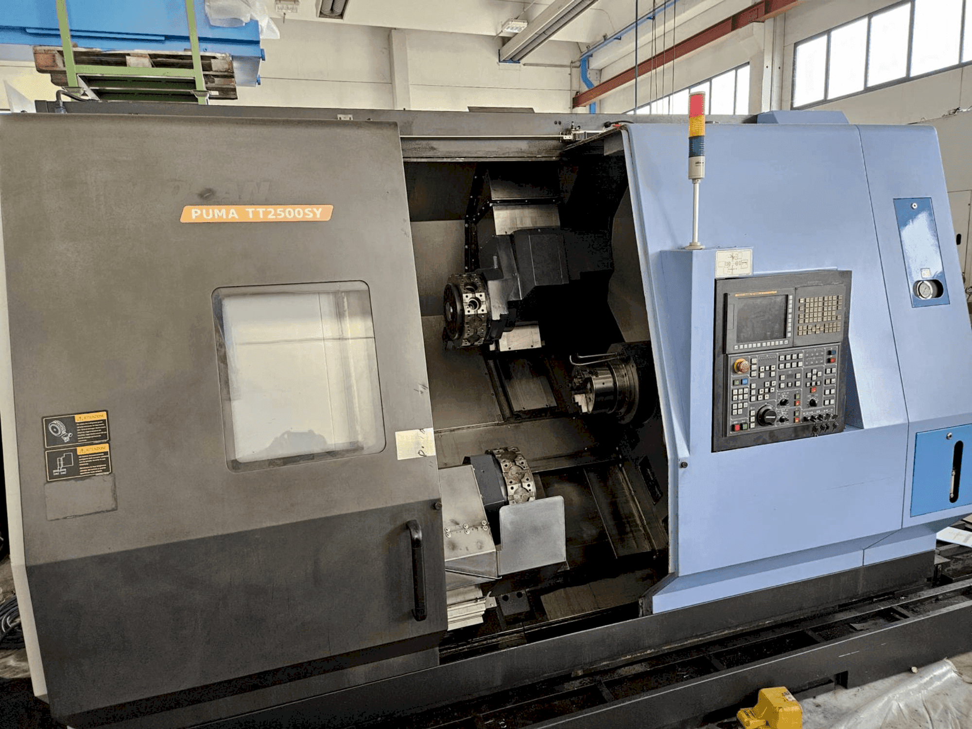 Makine DOOSAN TT2500SY - Önden görünüm