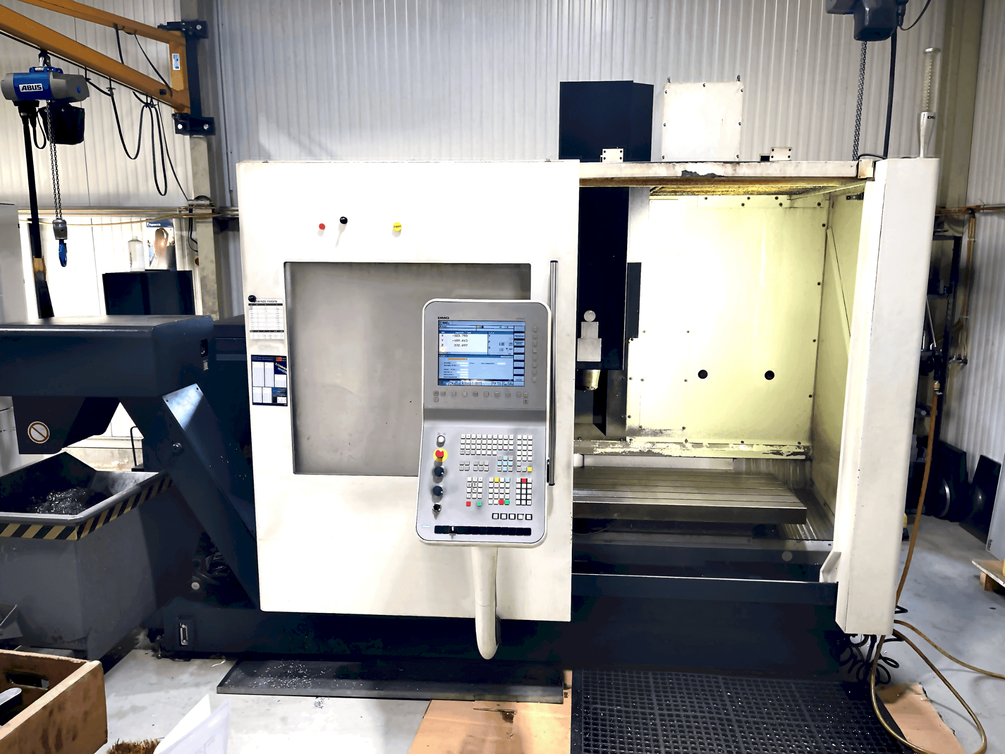 Makine DMG MORI DMC 1035 v eco - Önden görünüm