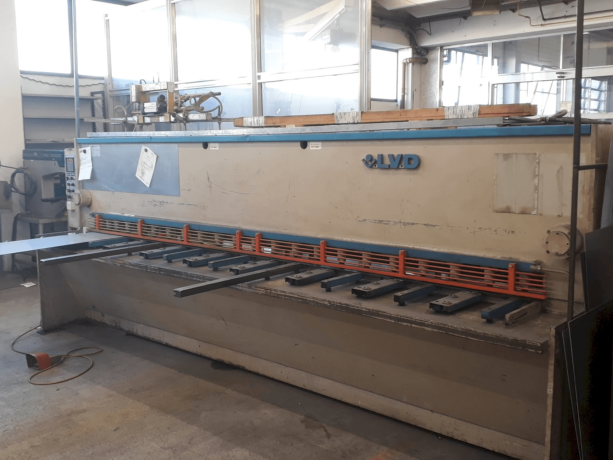 Makine LVD HST 40/6 - Önden görünüm