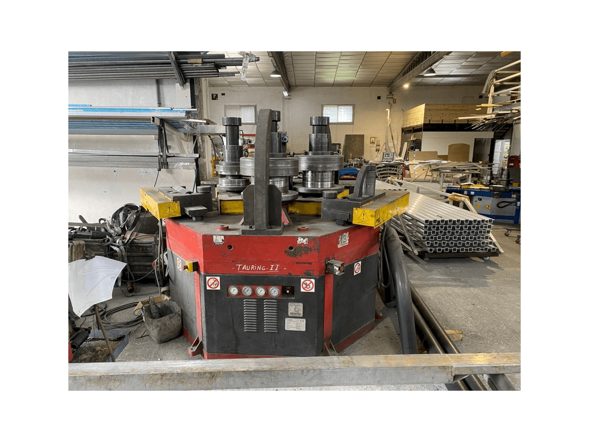 Makine Tauring Alfa 200 - Önden görünüm