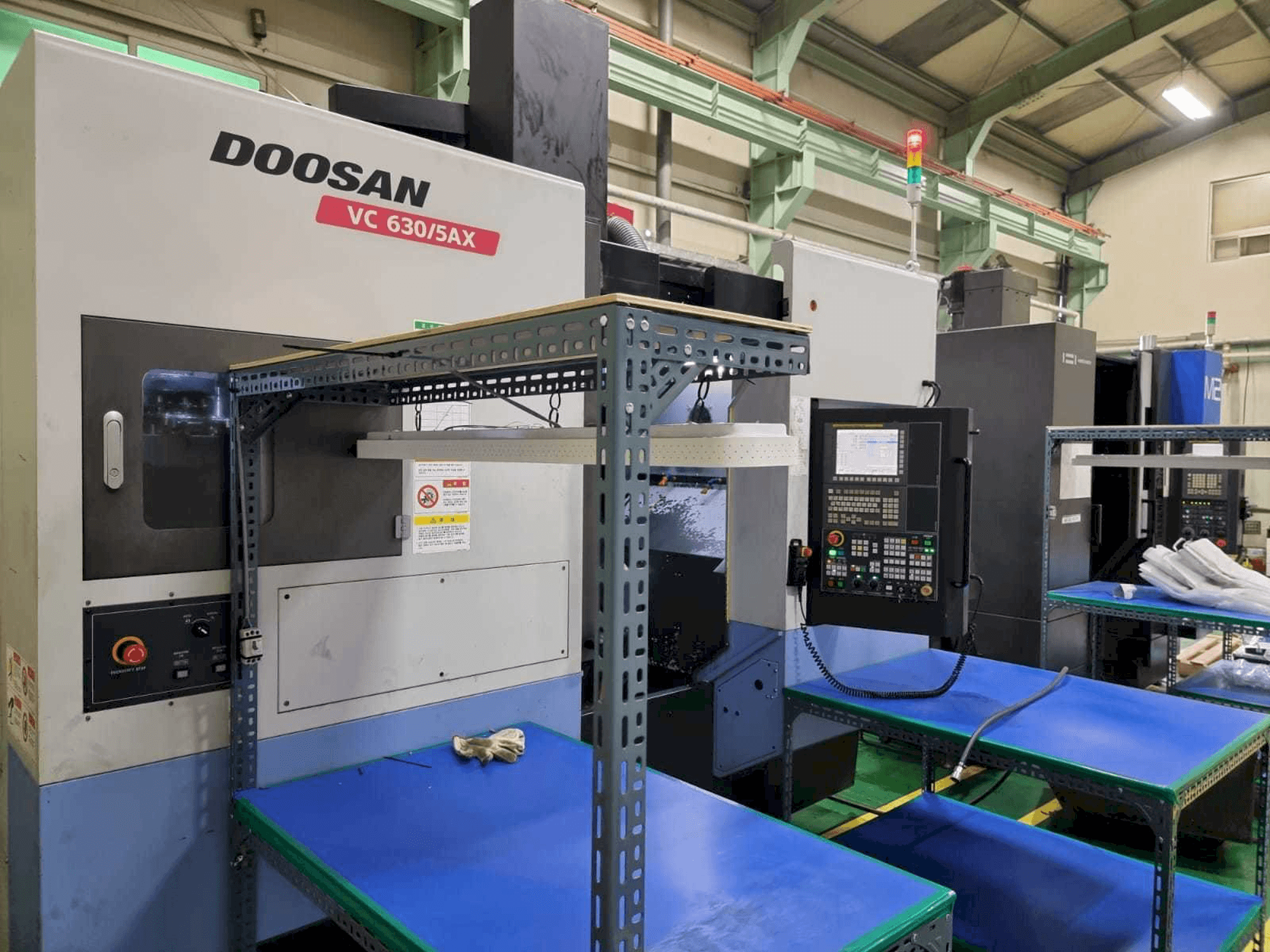 Makine Doosan VC630/5AX - Önden görünüm
