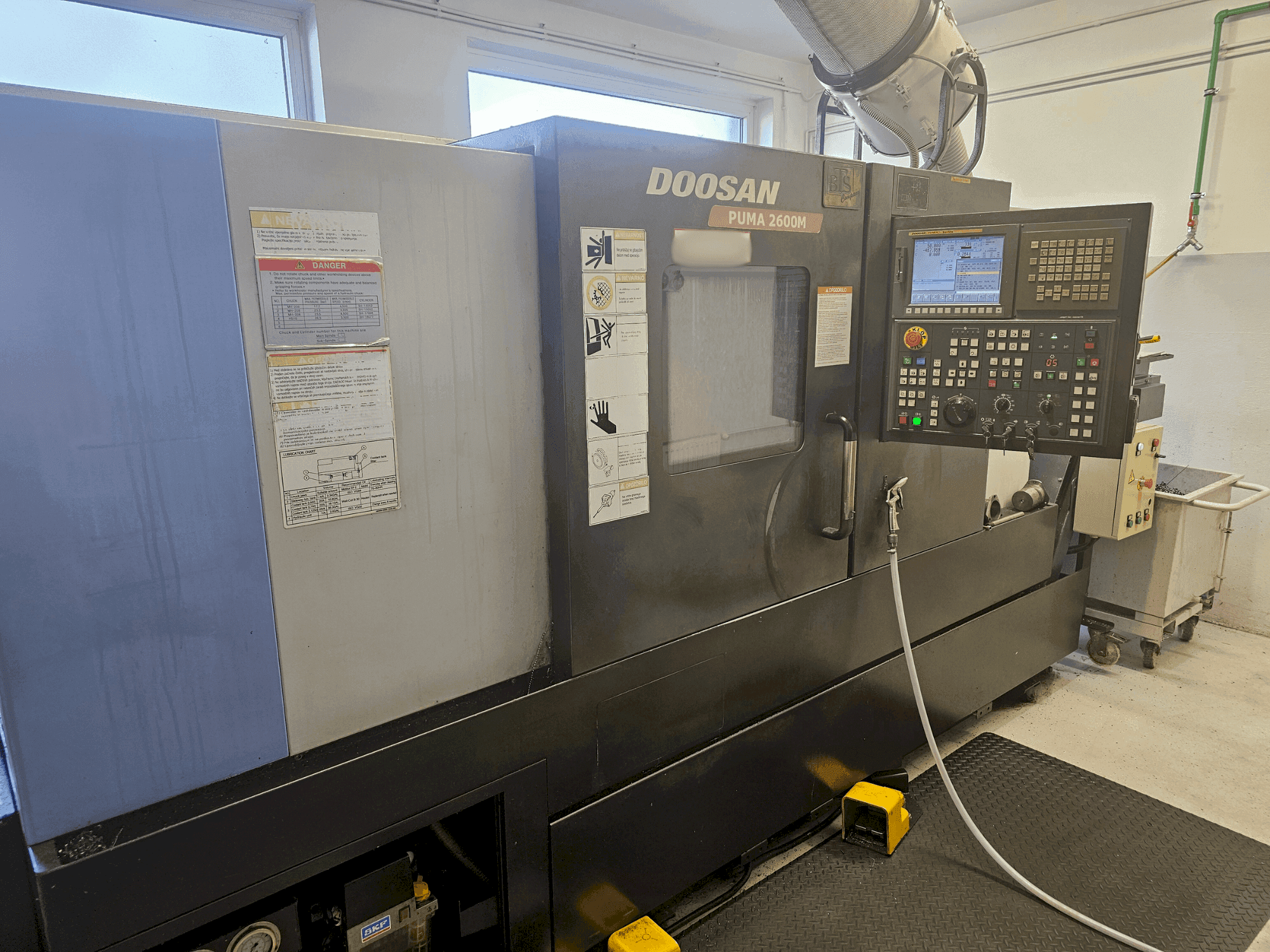 Makine DOOSAN Puma 2600M - Önden görünüm