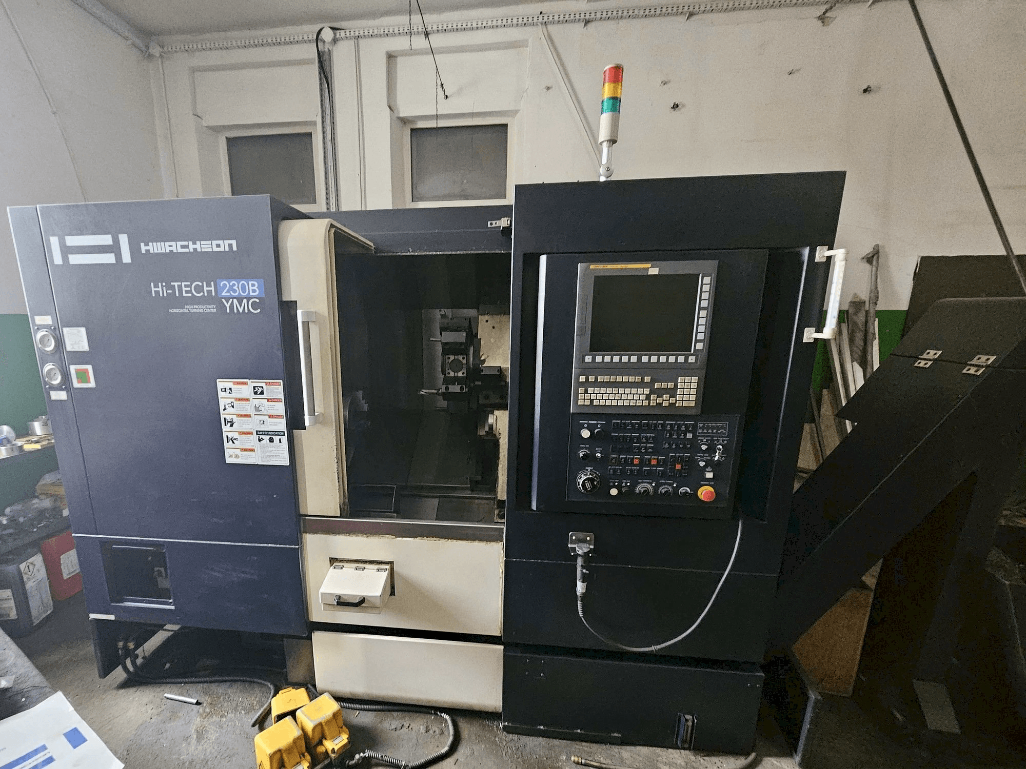 Makine HWACHEON HI-TECH 230B YMC - Önden görünüm
