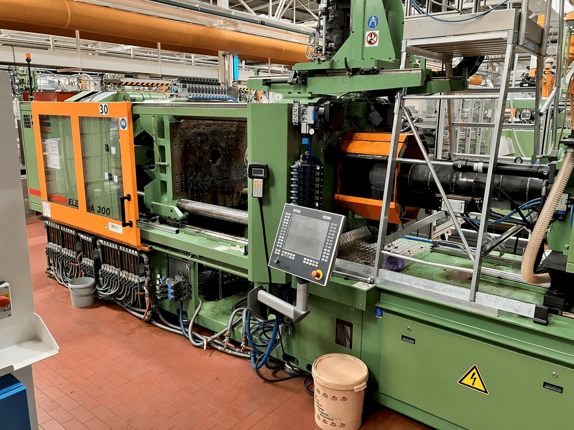 Makine FERROMATIK MILACRON Europe Elektra 300 - Önden görünüm