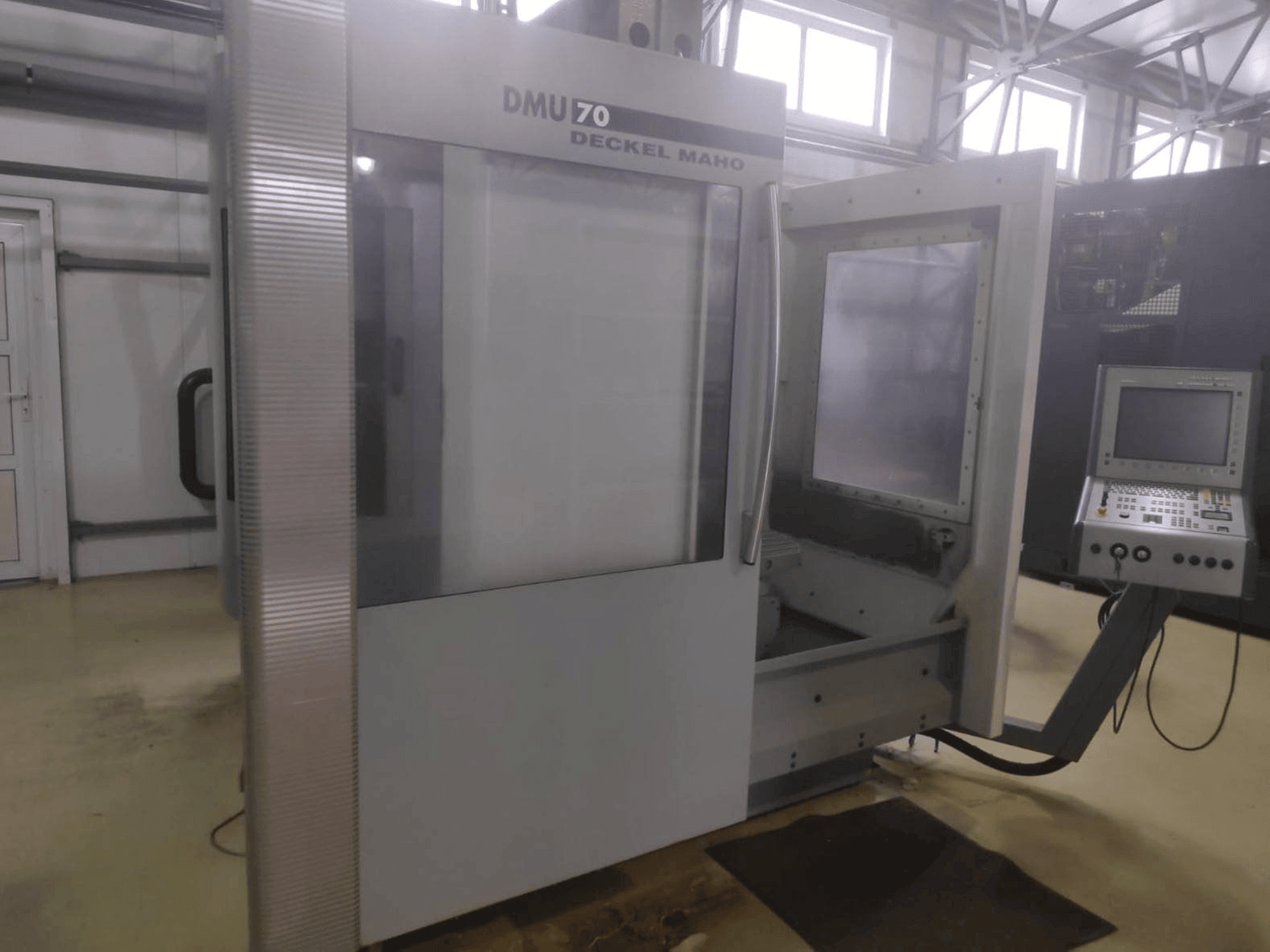 Makine DECKEL MAHO DMU 70 - Önden görünüm