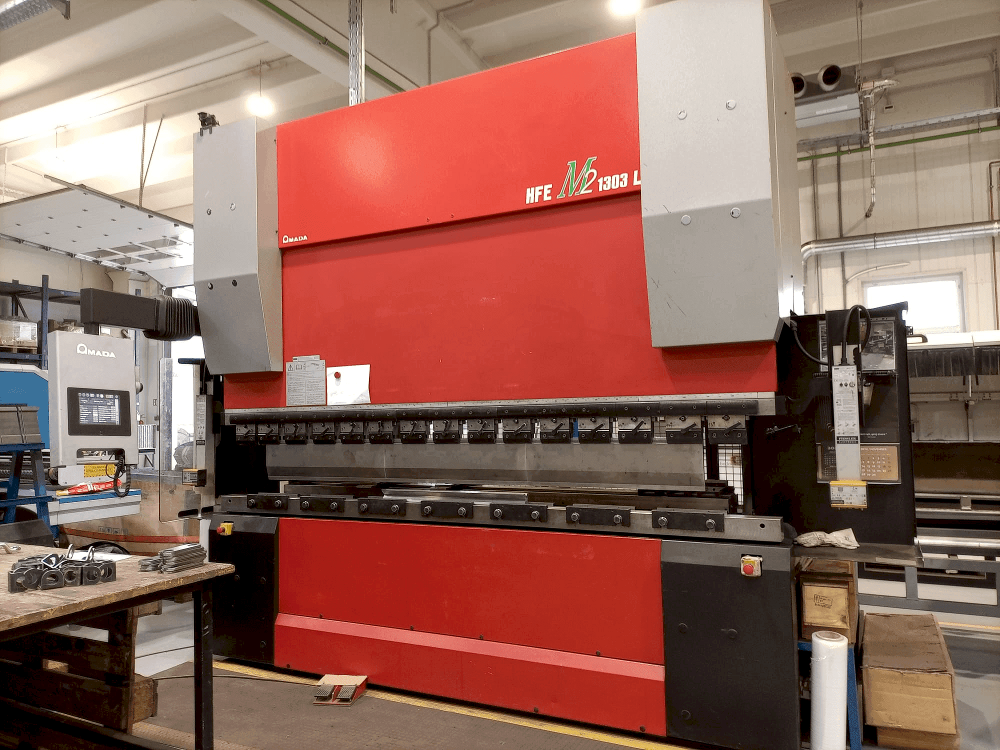 Makine AMADA HFE-1303M2 - Önden görünüm