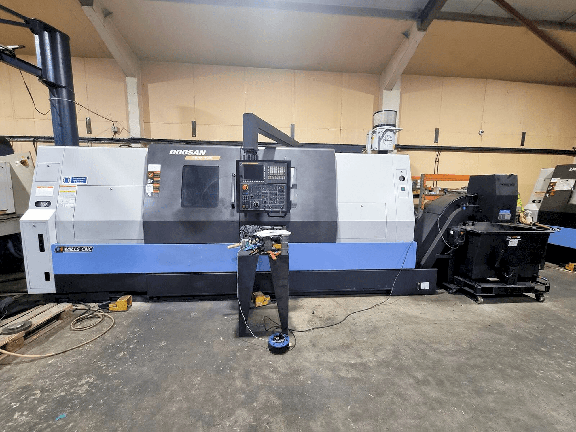 Makine DOOSAN Puma 400LB - Önden görünüm