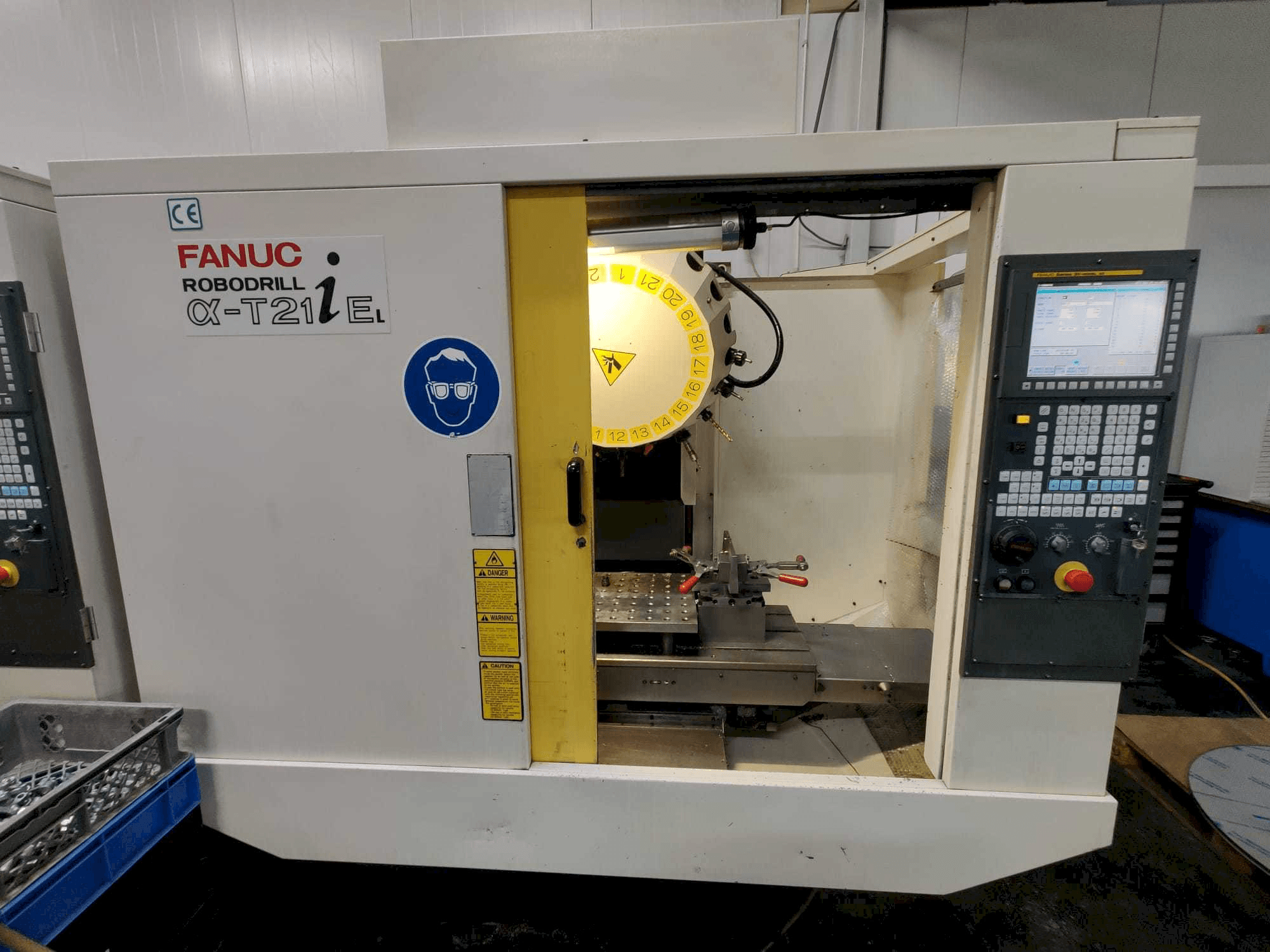 Makine FANUC Robodrill α-T21iEL - Önden görünüm