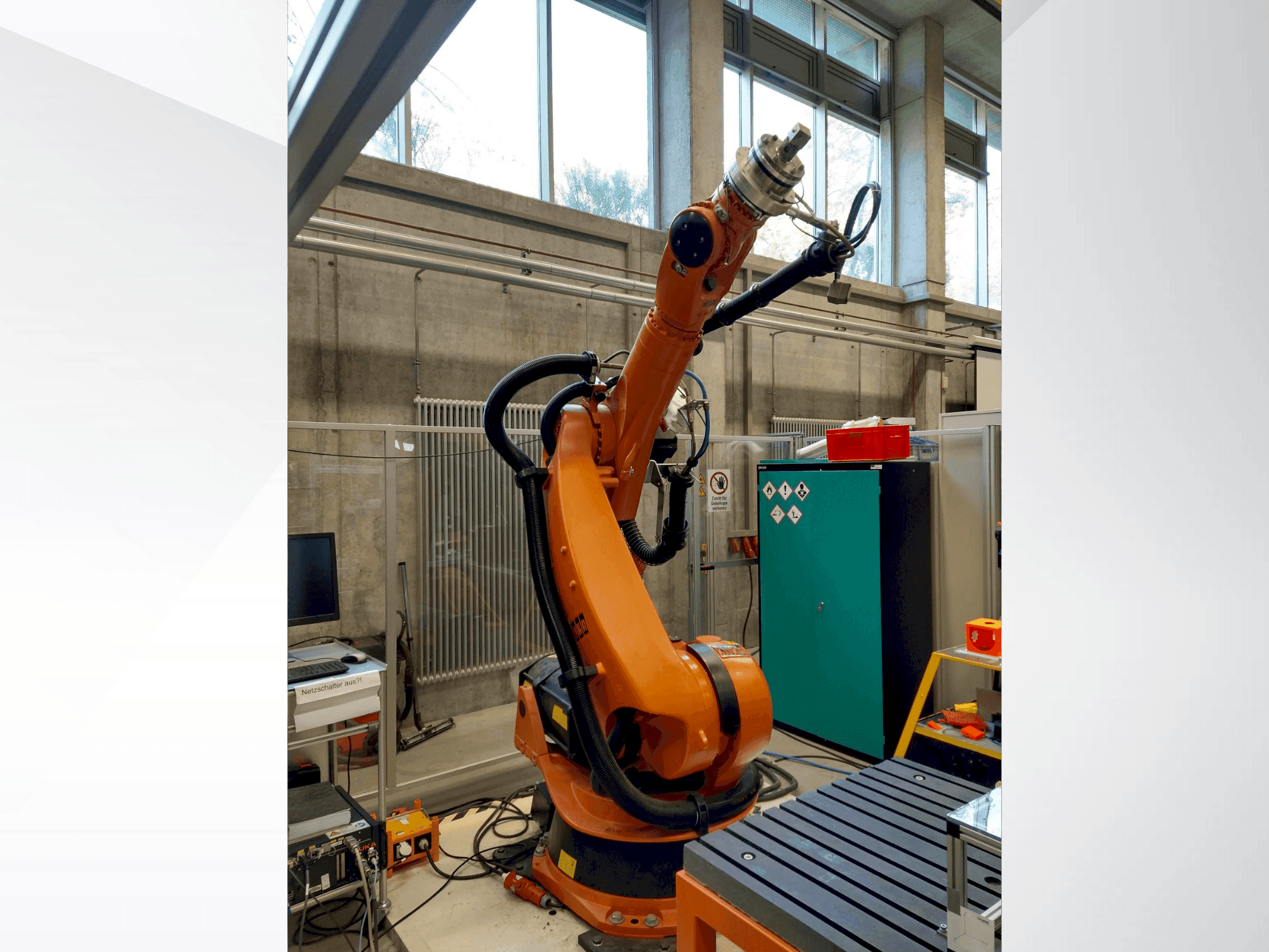 Makine KUKA KR 240-2 2000 - Önden görünüm