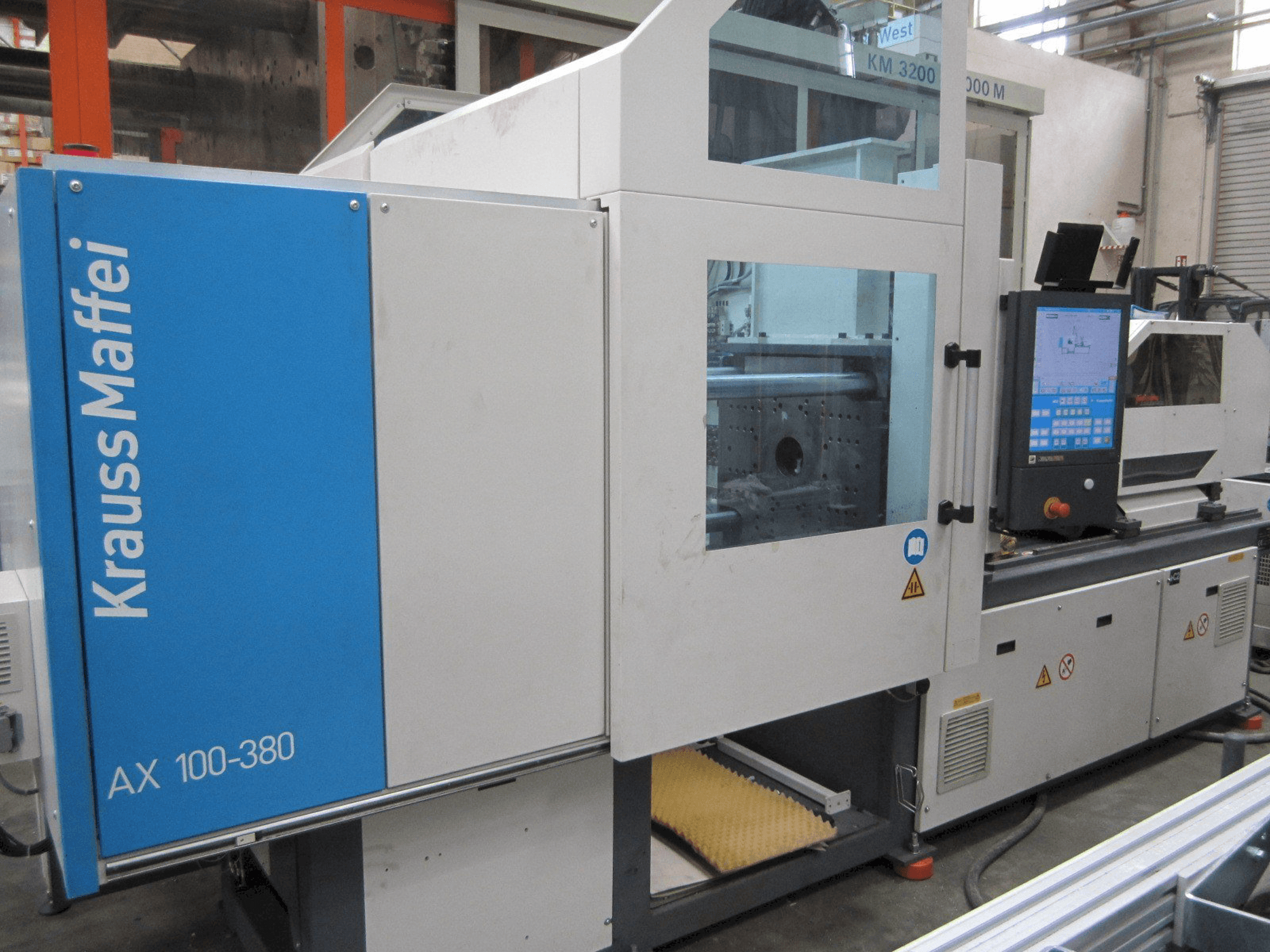 Makine Krauss Maffei 100-380 AX - Önden görünüm