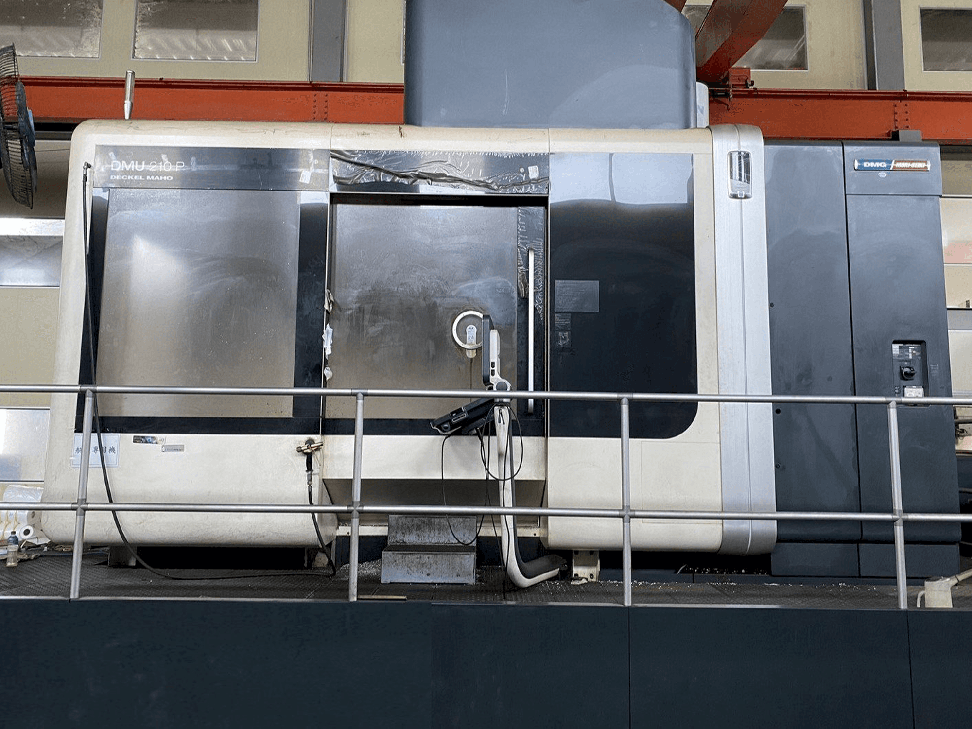 Makine DMG DMU210P - Önden görünüm