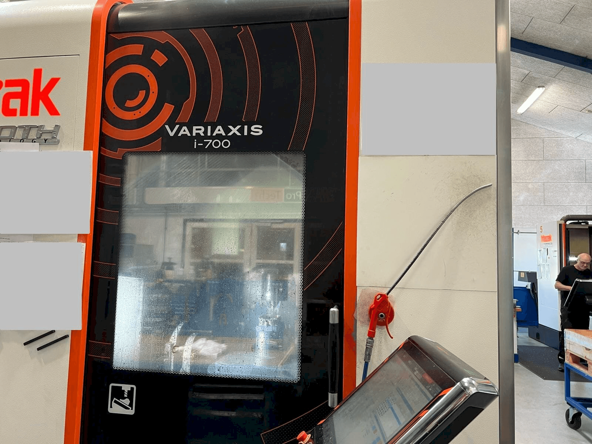Makine Mazak Variaxis i-700 - Önden görünüm