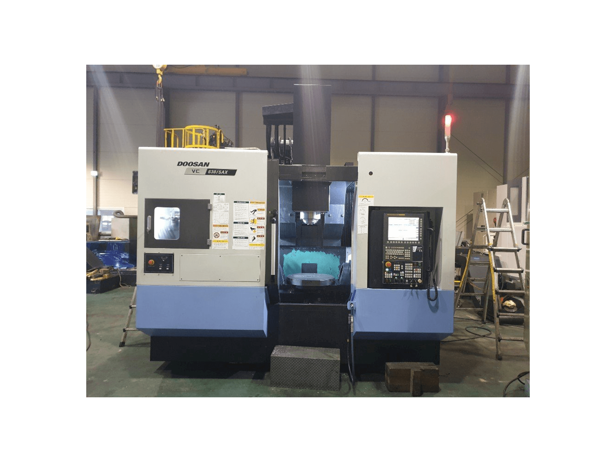 Makine Doosan VC630/5AX - Önden görünüm