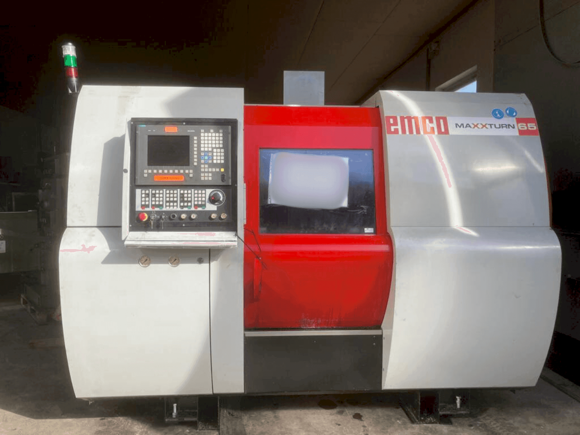 Makine EMCO Maxxturn 65 - Önden görünüm