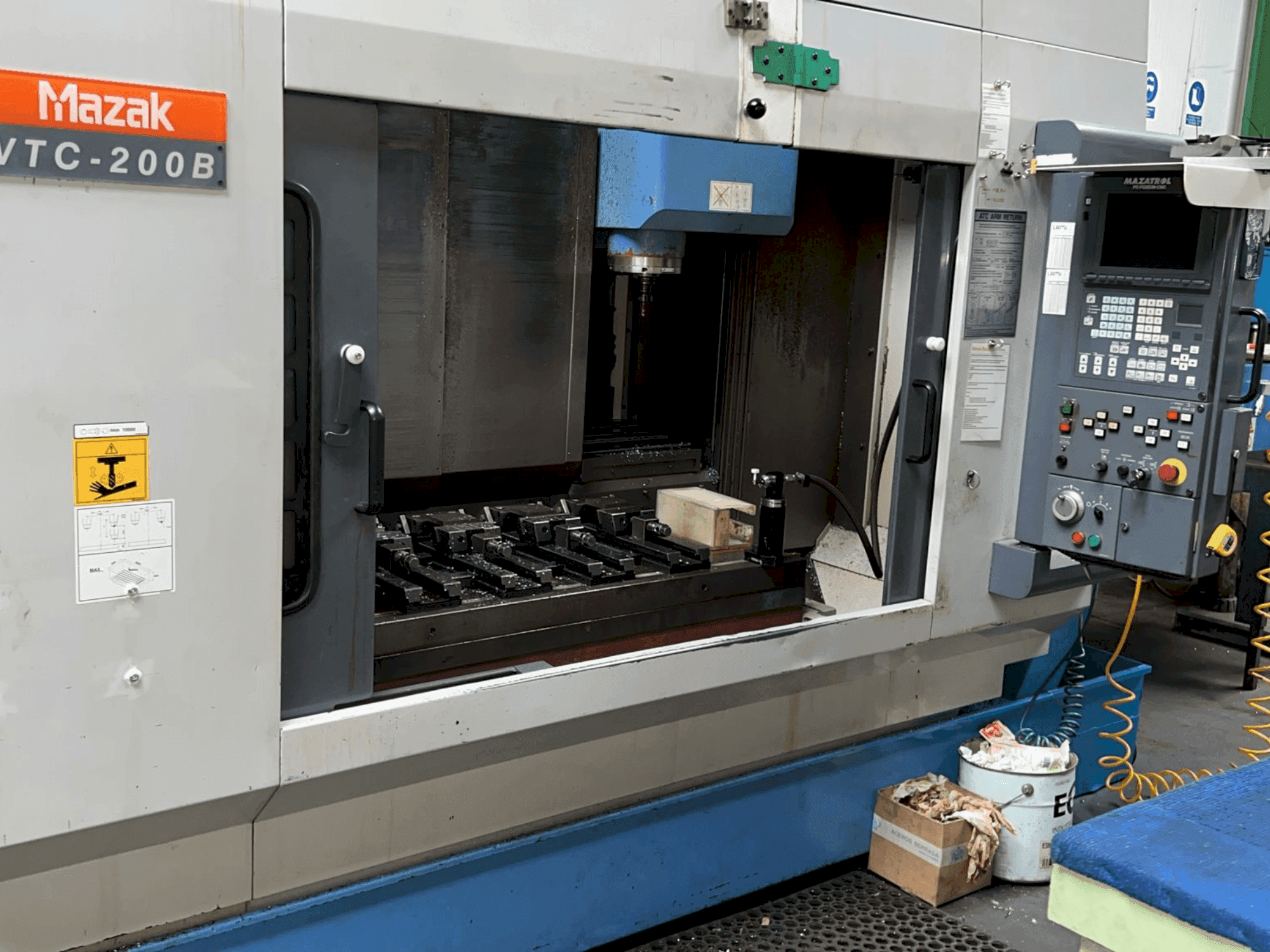 Makine Mazak VTC 200B - Önden görünüm