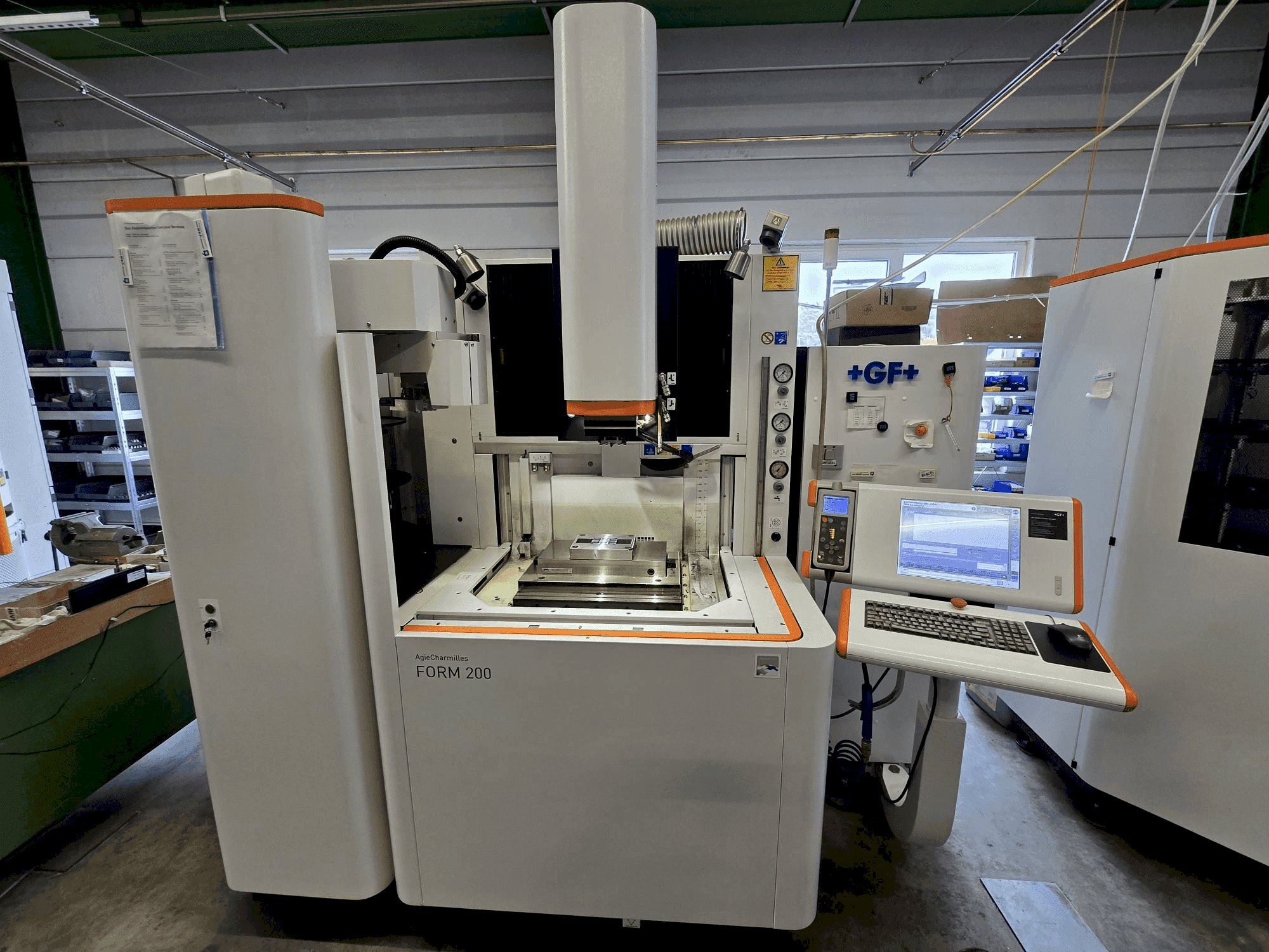 Makine AgieCharmilles FORM 200 - Önden görünüm