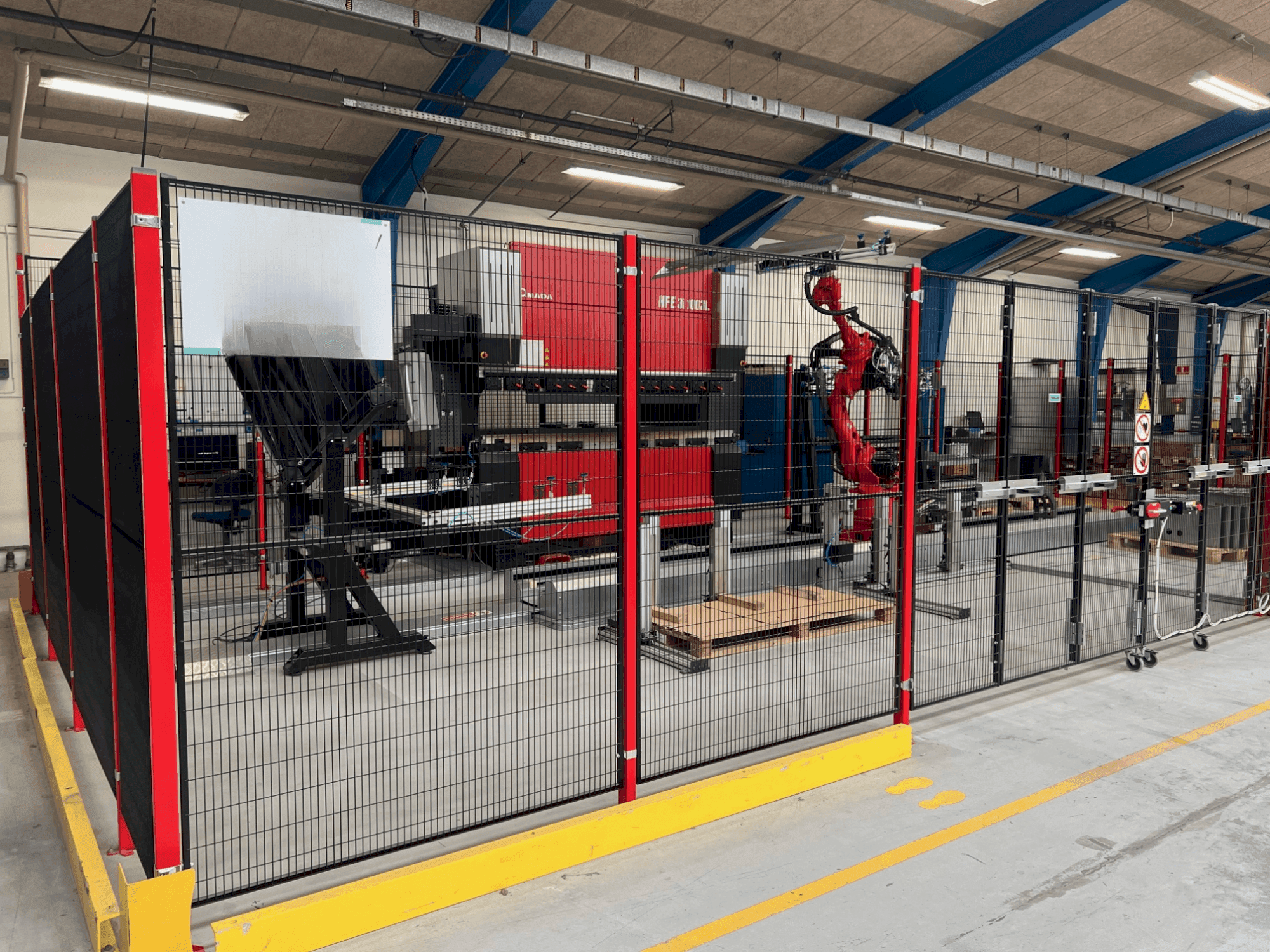Makine AMADA HFE3i 1003 8 axes L - Önden görünüm