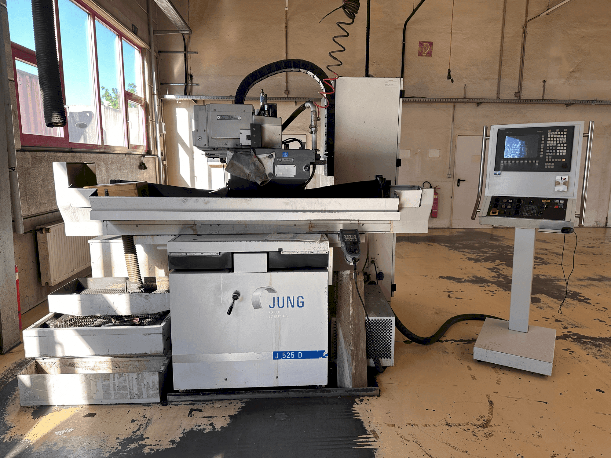 Makine JUNG J 525-D - Önden görünüm