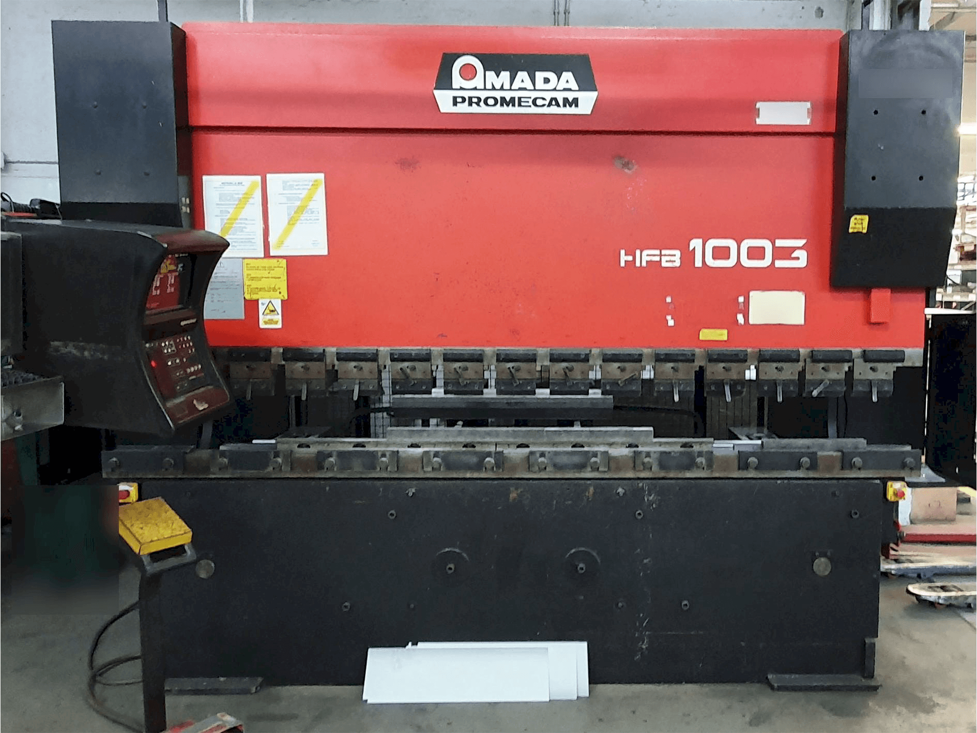 Makine AMADA HFB 100.3 - Önden görünüm