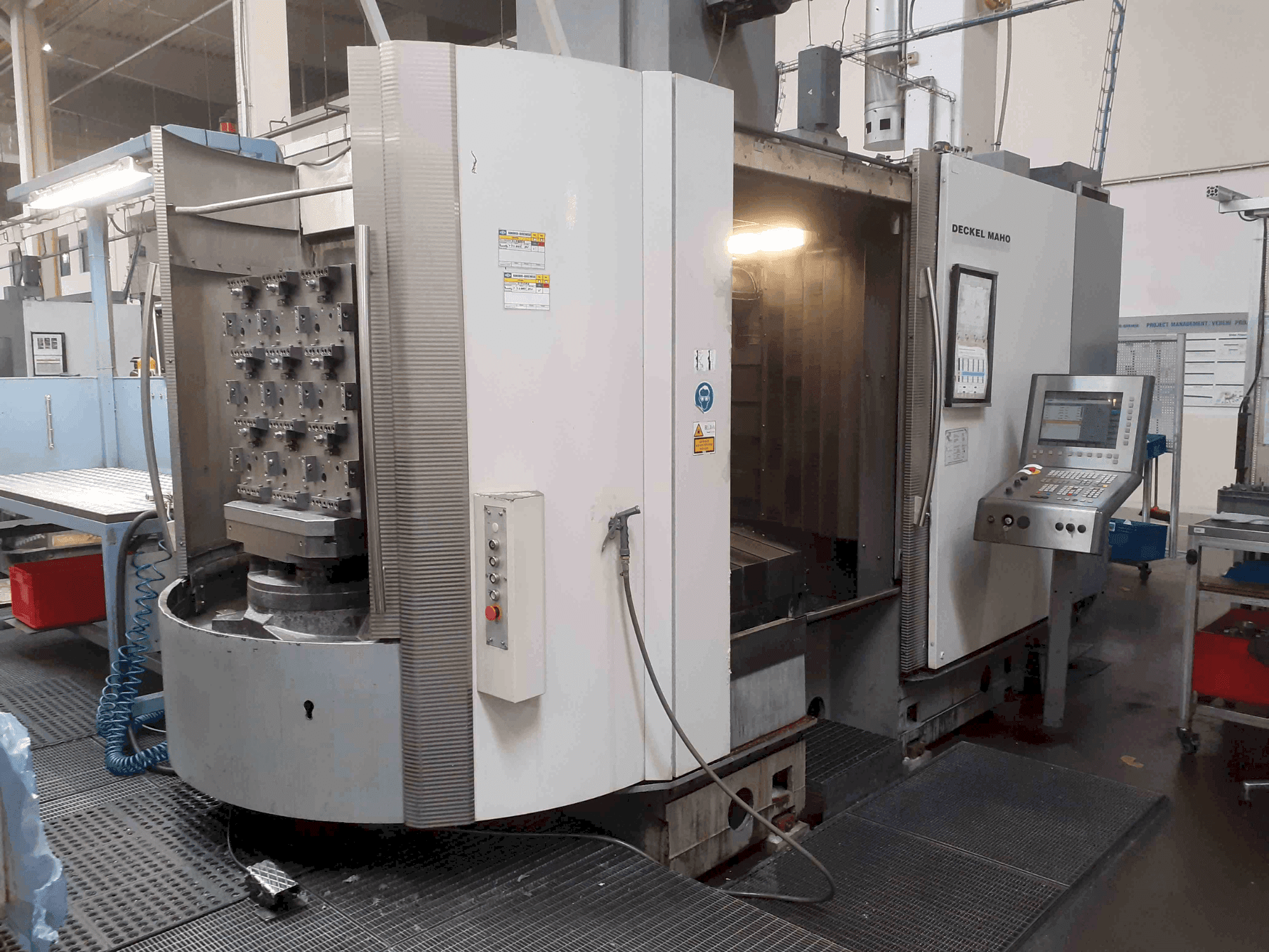 Makine DECKEL MAHO DMC 80 H - Önden görünüm