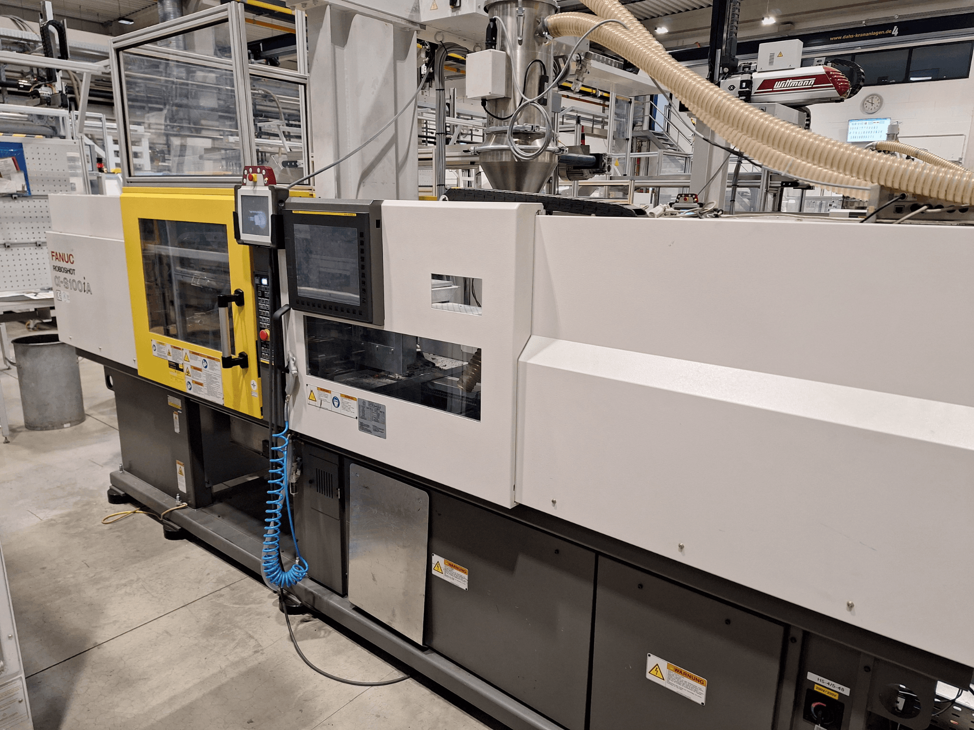 FANUC Roboshot α-S300iA enjeksiyon kalıplama makinesi, önden görünüm, kontrol paneli ve görünür endüstriyel bileşenler.