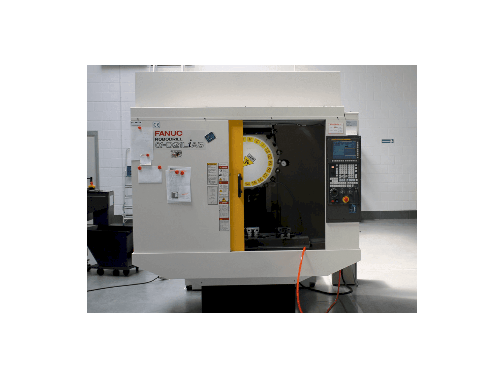 Makine FANUC RoboDrill D21LiA5 - Önden görünüm