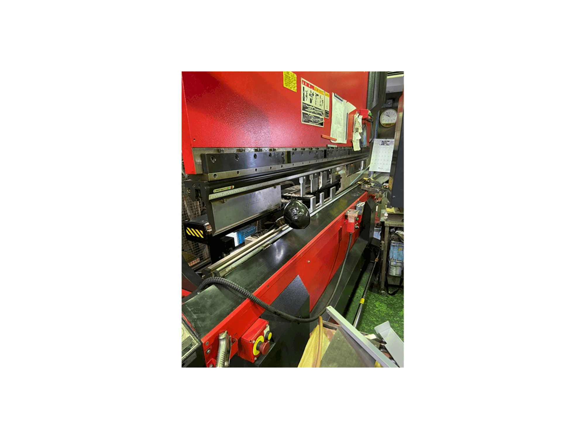 Makine AMADA HDS 8025 NT - Sol taraftaki görüntü