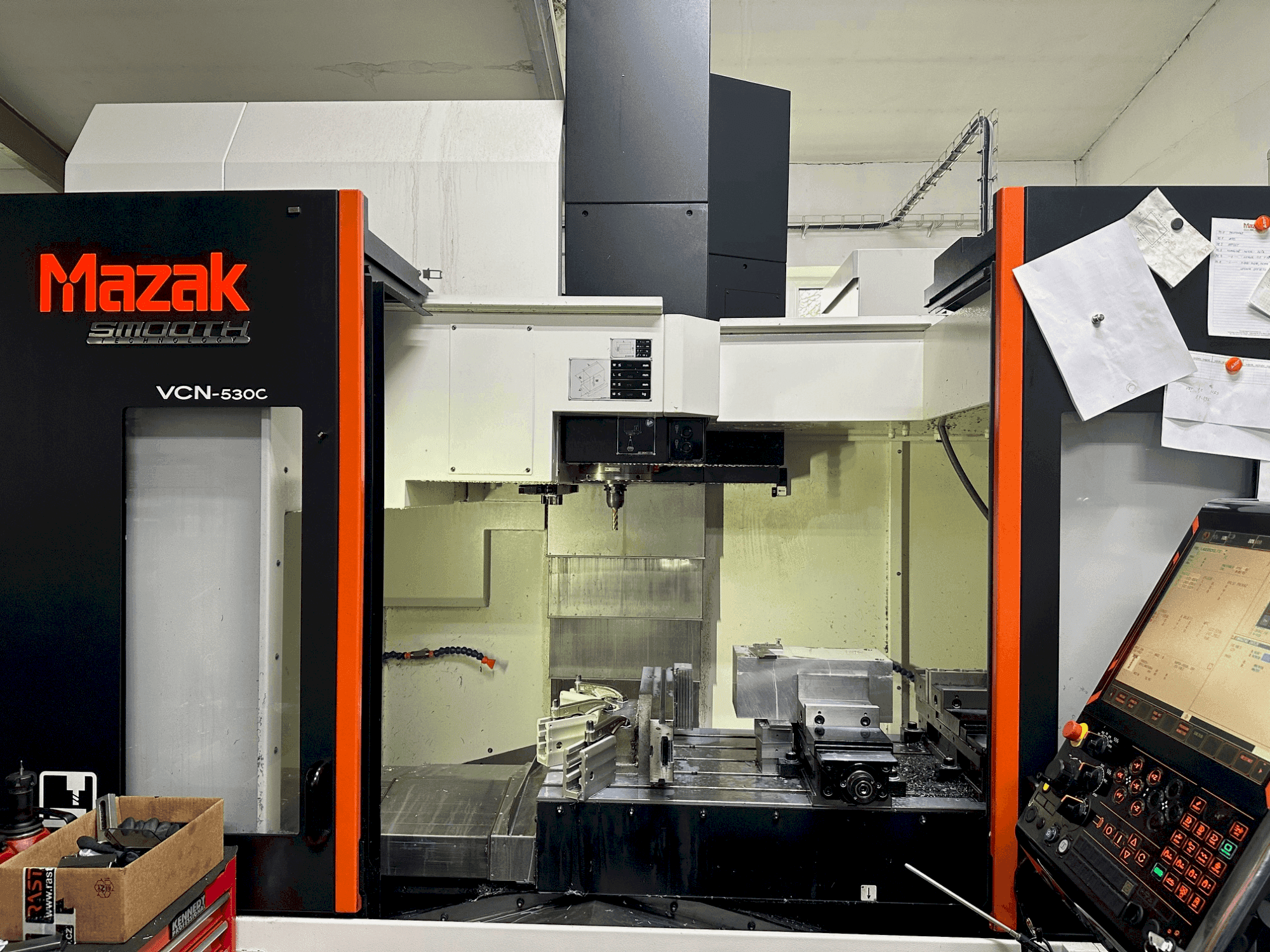 Makine Mazak VCN-530C - Önden görünüm