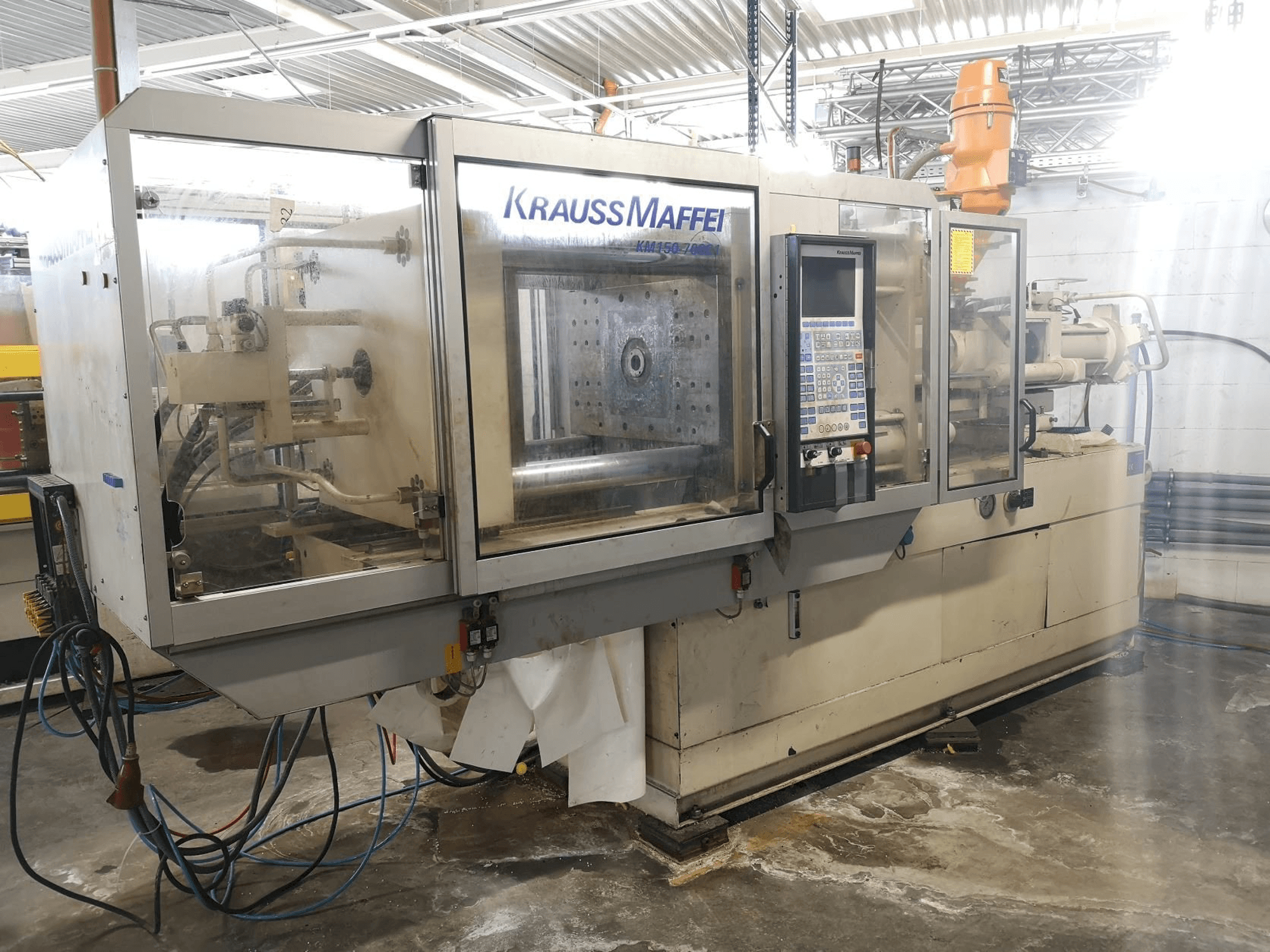 Makine Krauss Maffei 150-700 C1 - Önden görünüm