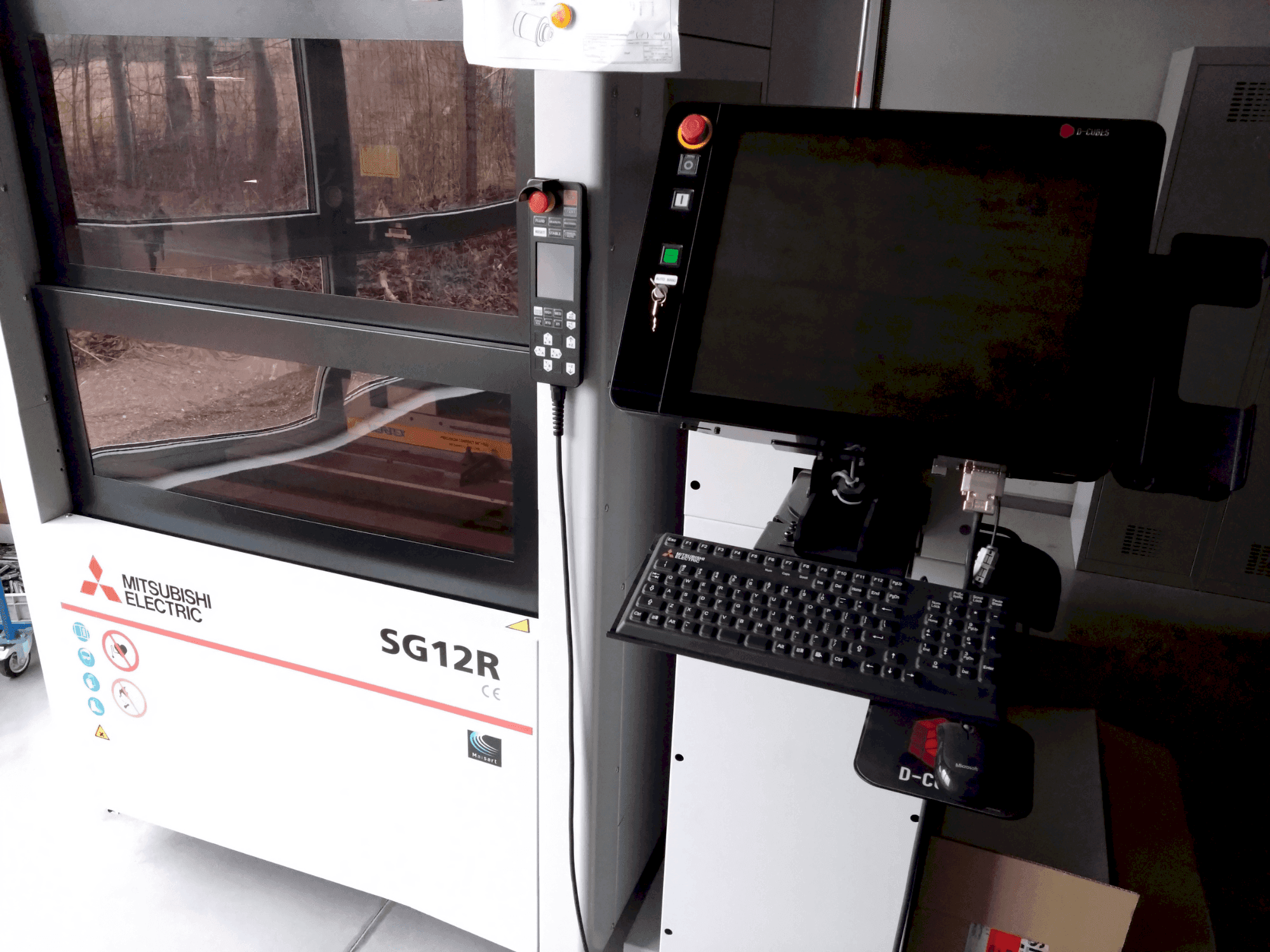 Makine Mitsubishi Electric SG12M - Önden görünüm