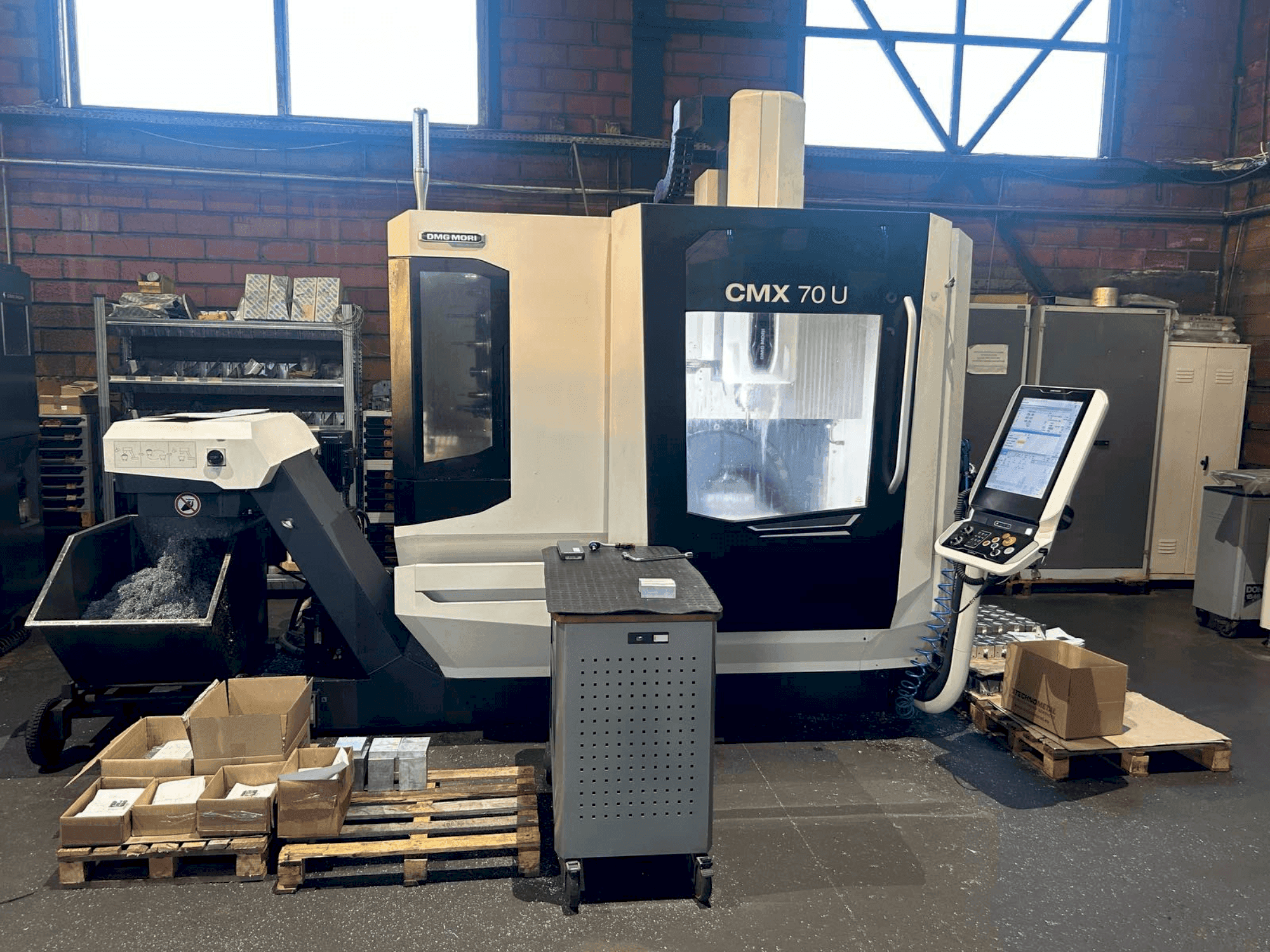 Makine DMG MORI CMX 70U (2022) - Önden görünüm