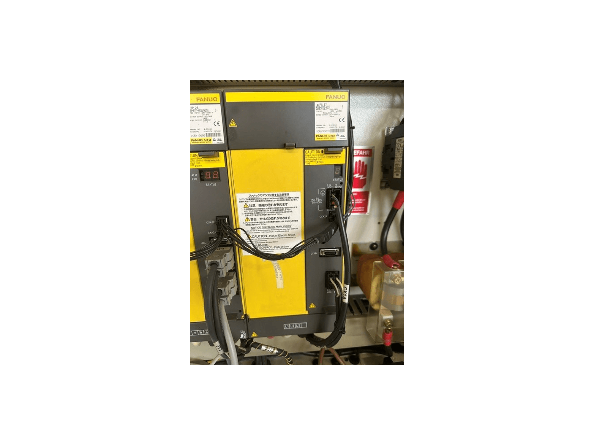 MIKRON HSM 600 U Evrensel İşleme Merkezi’nin kontrol paneli; FANUC bileşenleri, durum göstergesi ve kablo bağlantılarını göstermektedir.