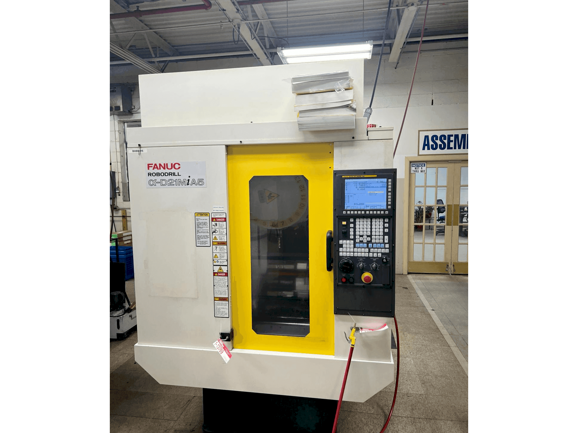 Makine FANUC Robodrill D21MiA5 - Önden görünüm