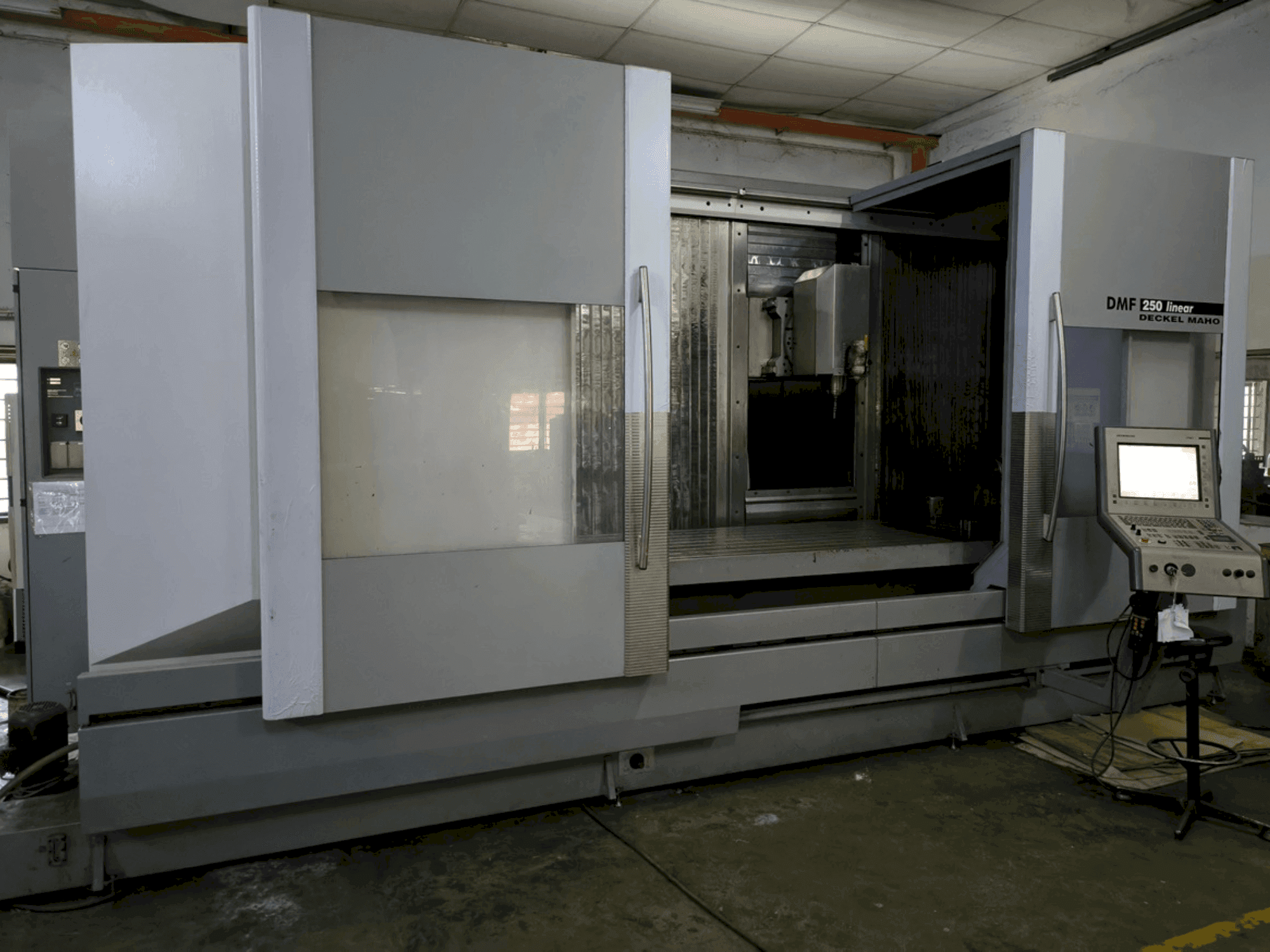 Makine DECKEL MAHO DMF 250 linear - Önden görünüm