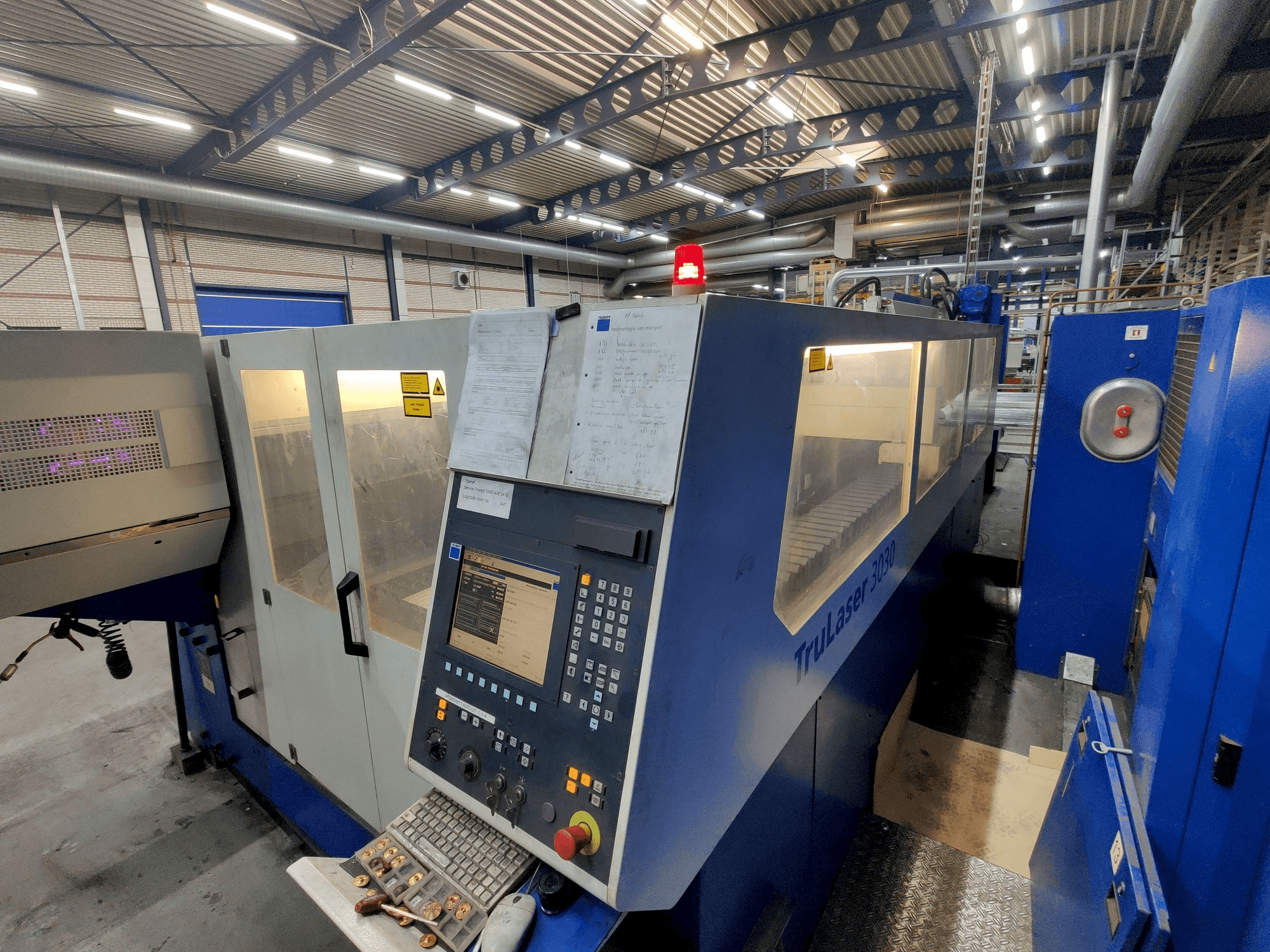 Makine Trumpf TruLaser 3030 - Önden görünüm