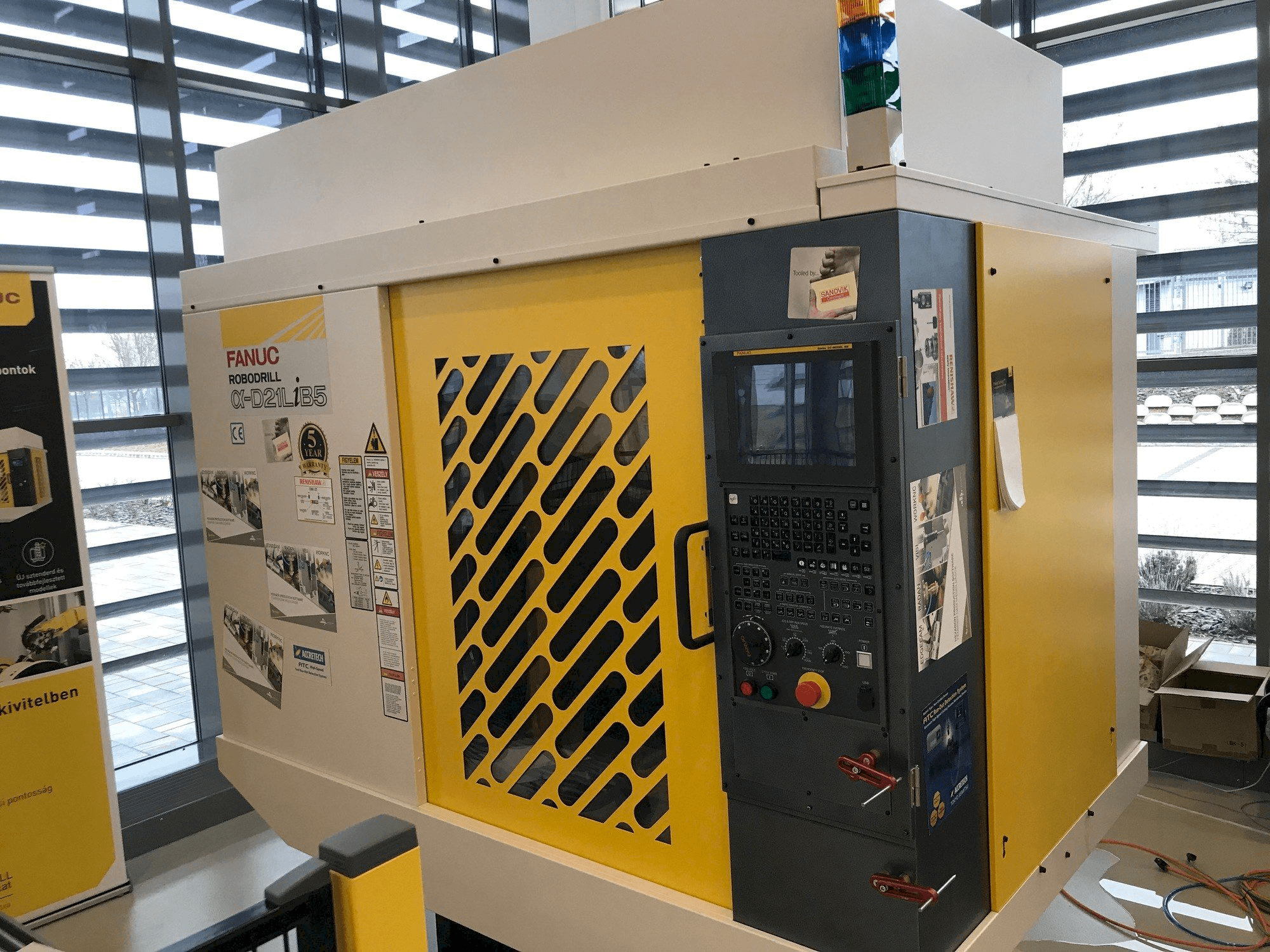 Makine FANUC Robodrill Alpha D21LIB5 - Önden görünüm