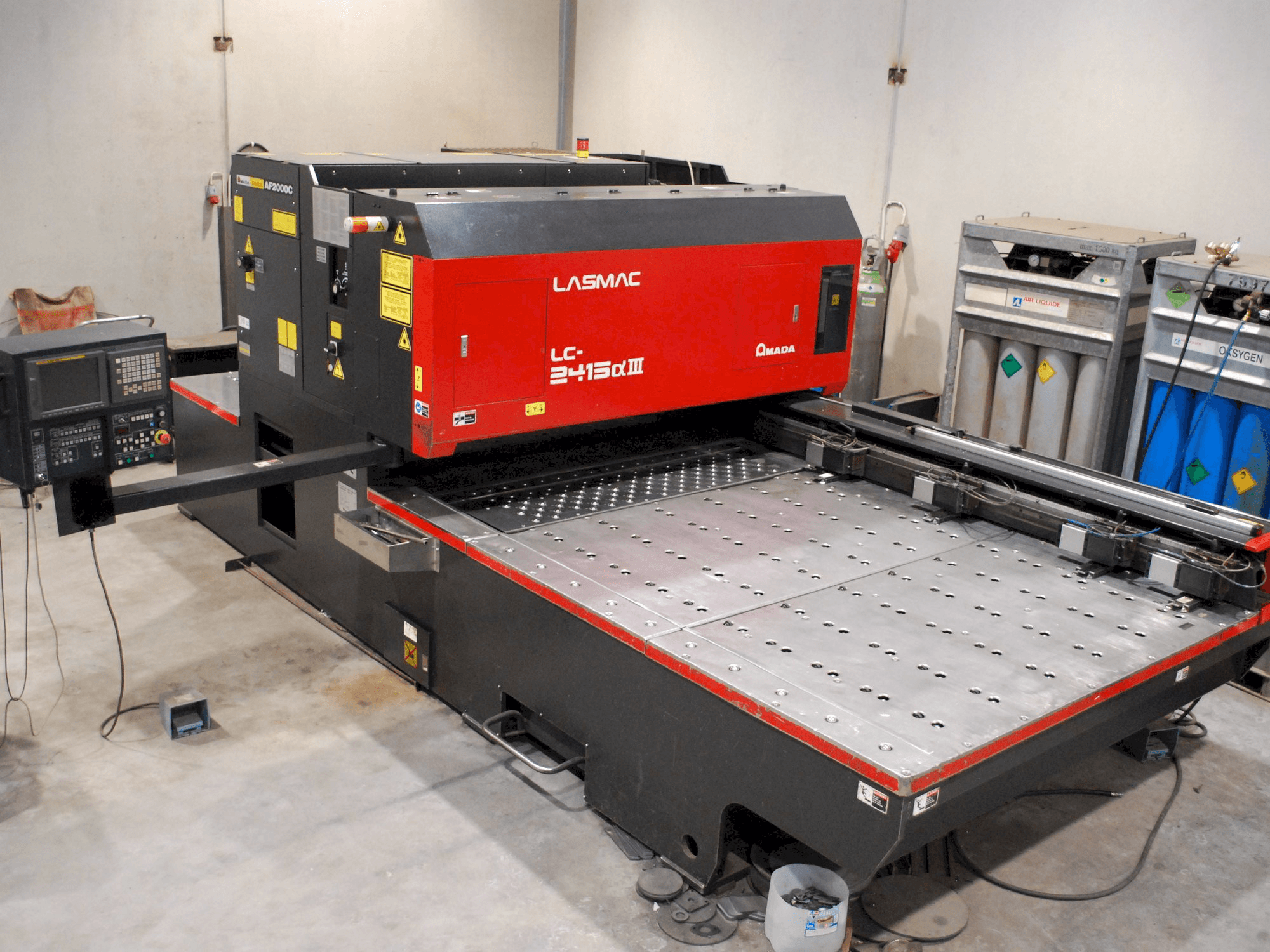 Makine AMADA LC 2415 Alpha III - Önden görünüm