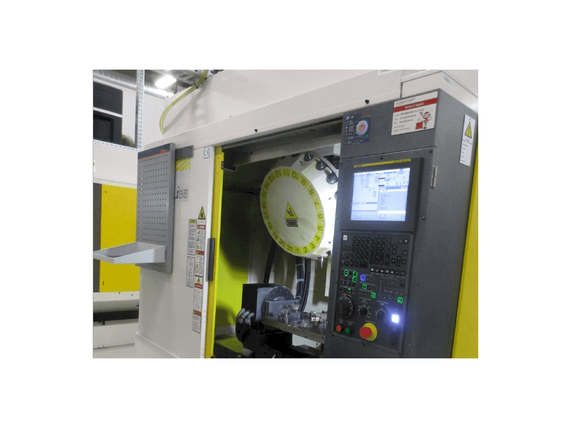 Makine FANUC ROBODRILL Alpha D21LiB5 - Önden görünüm