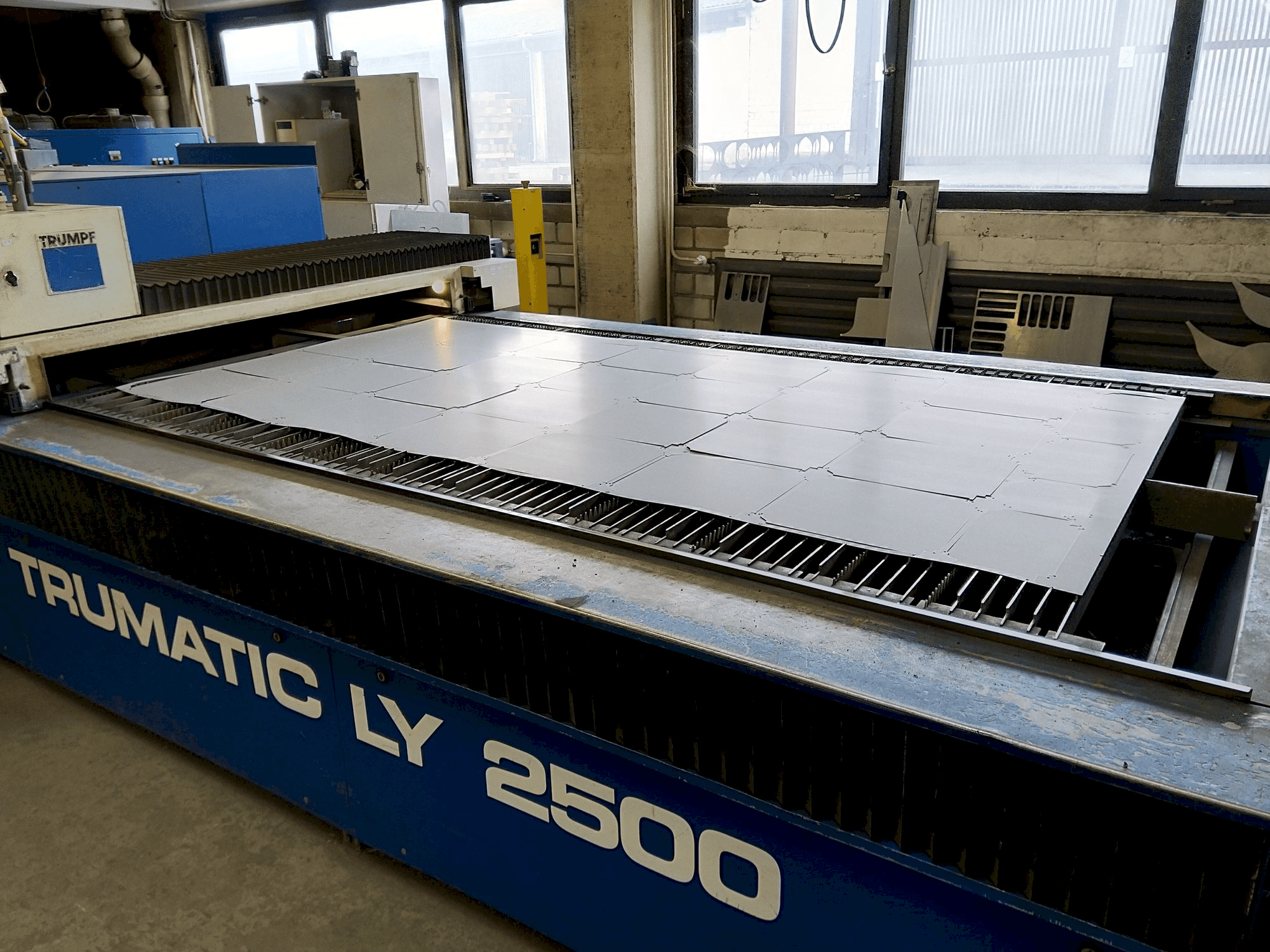 Makine Trumpf Trumatic LY2500 - Önden görünüm
