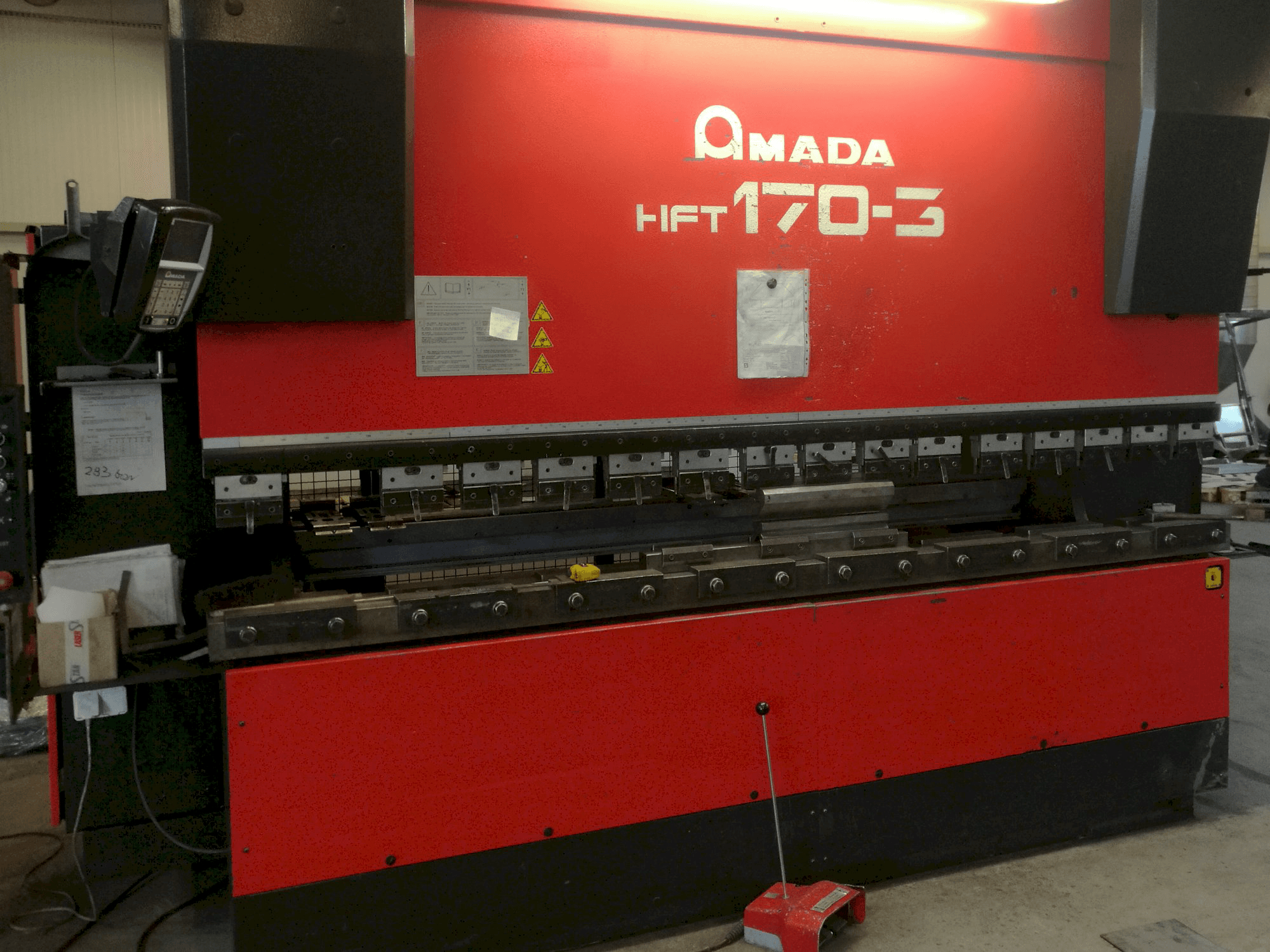 Makine AMADA - Önden görünüm HFT 170-3