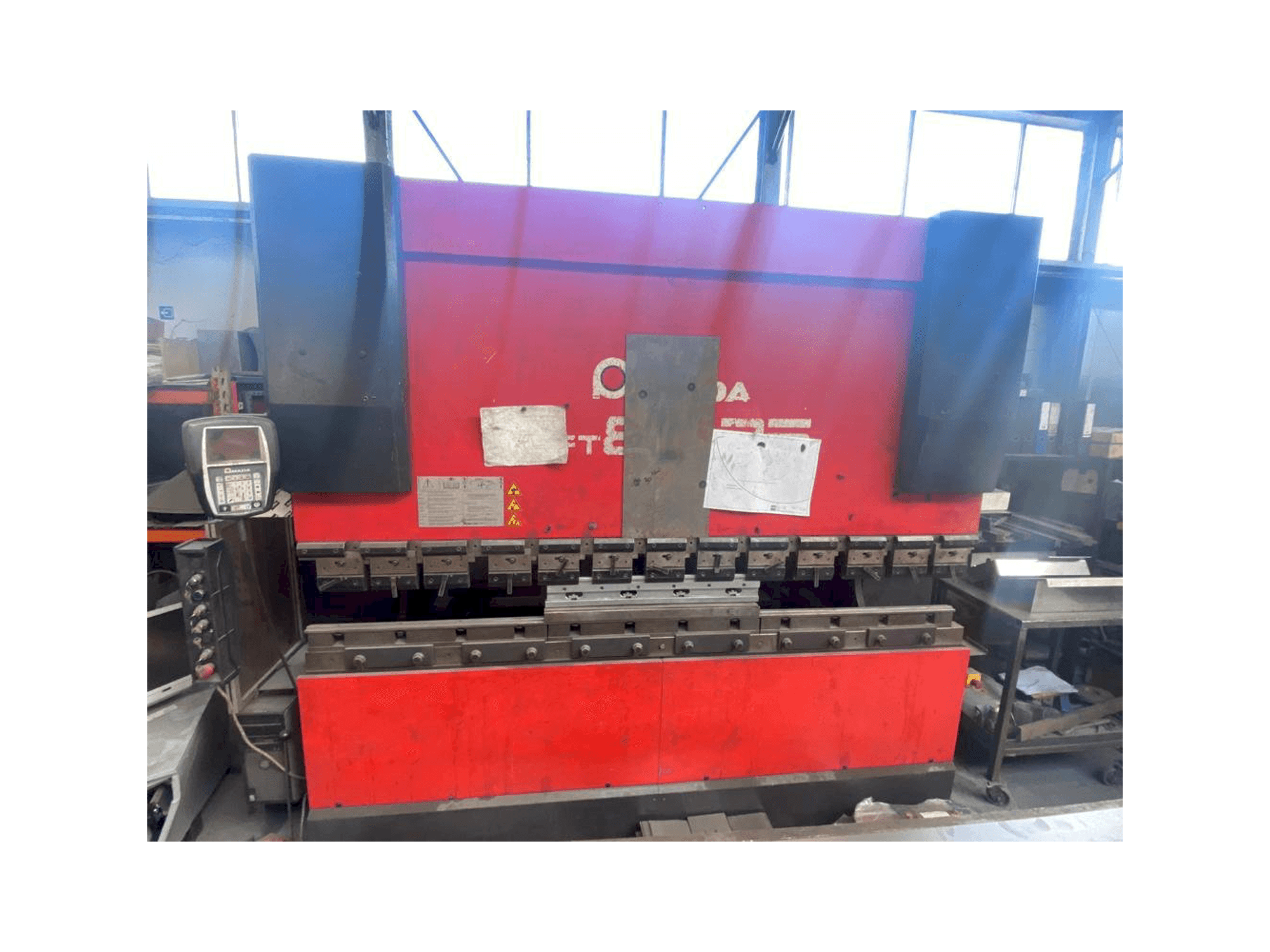 Makine AMADA HFT 80 25 - Önden görünüm