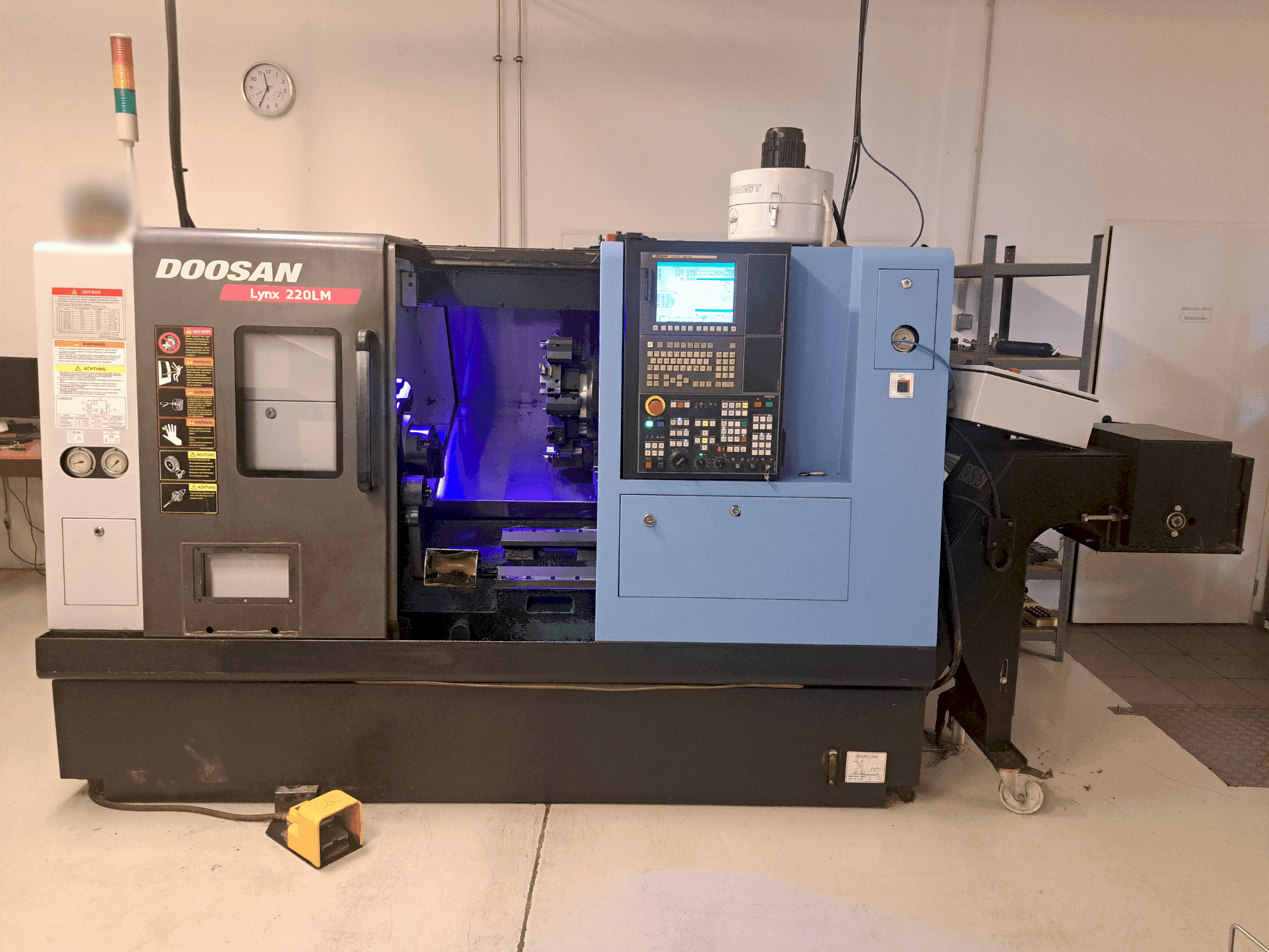 Makine DOOSAN LYNX 220LMA - Önden görünüm
