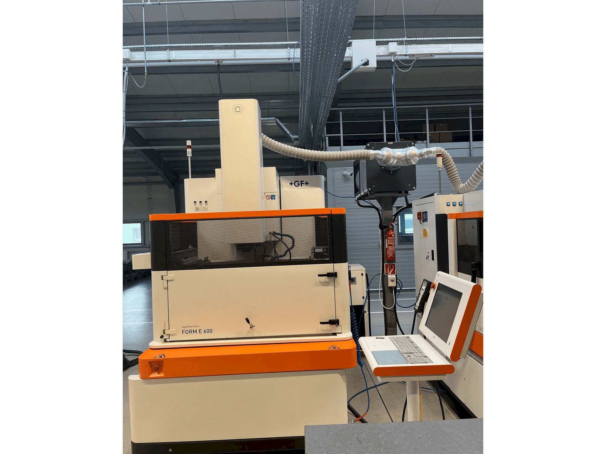 Makine +GF+ Form E600 - Önden görünüm