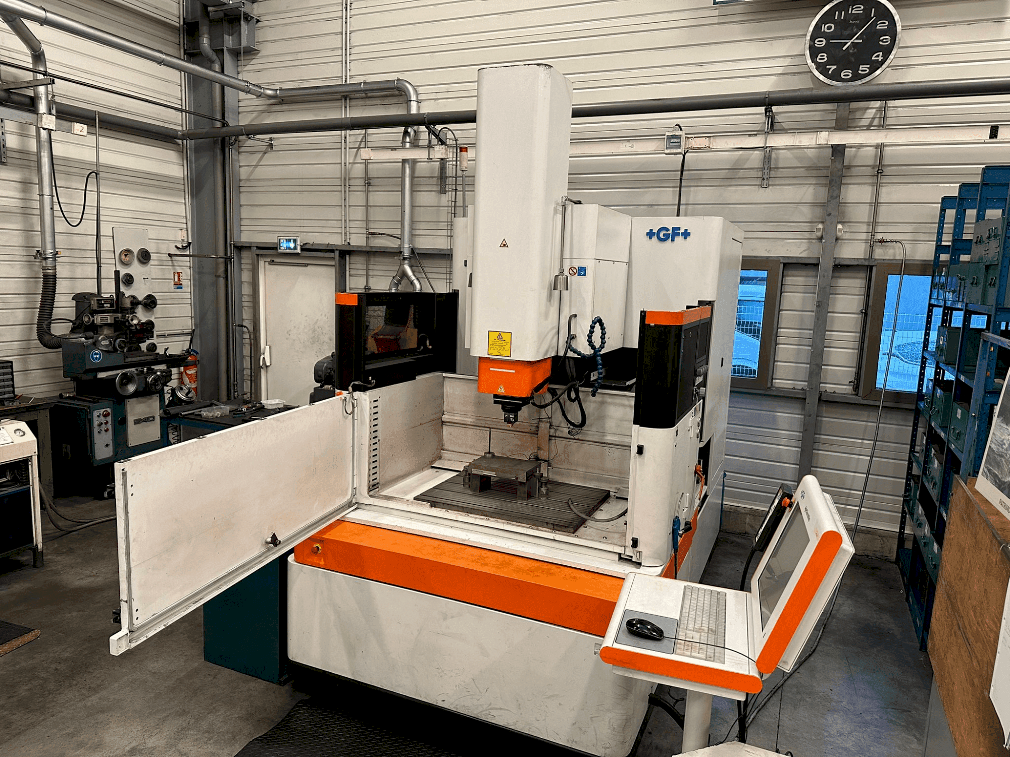 Makine AgieCharmilles FORM 30 - Önden görünüm